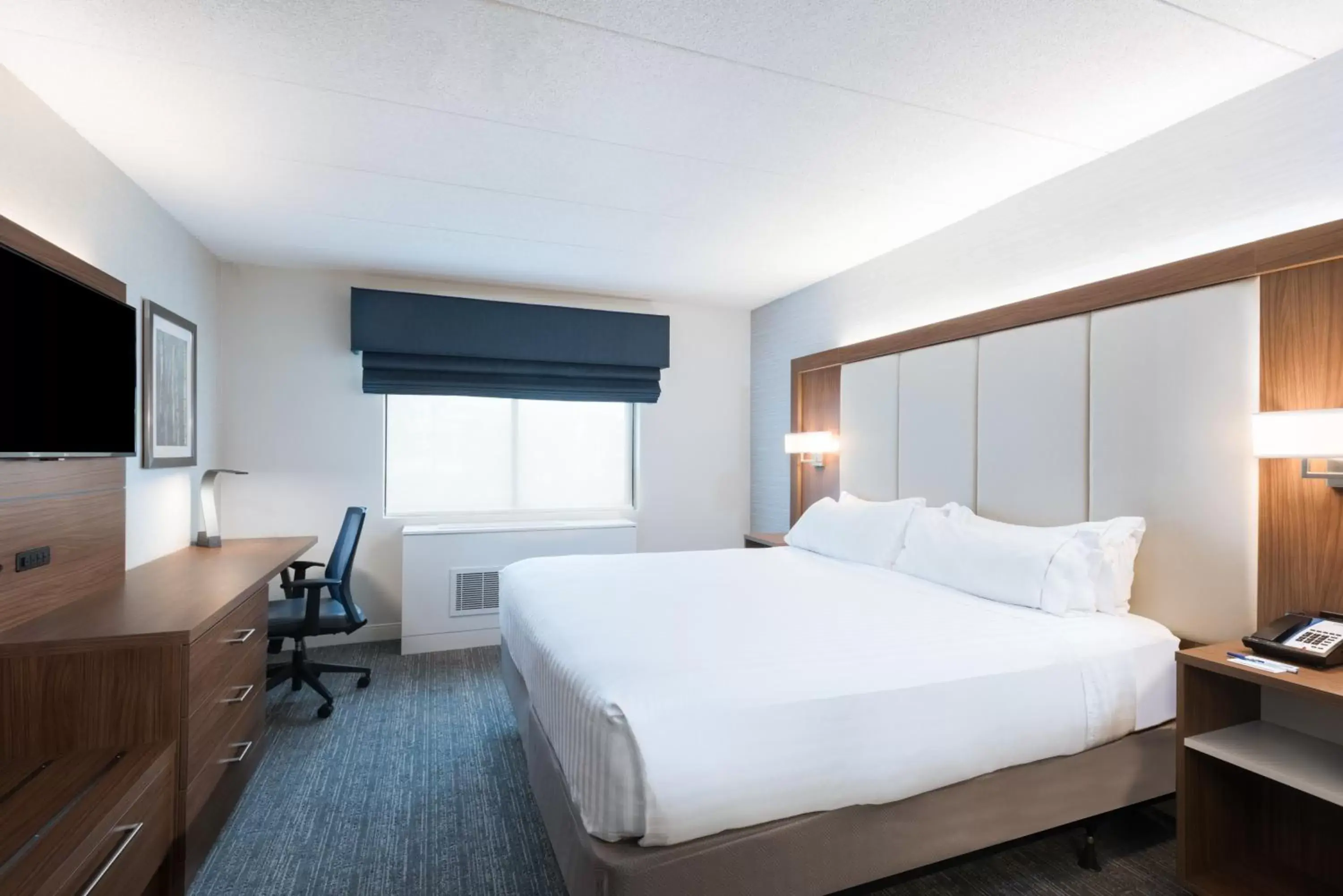 Photo of the whole room, Bed in Holiday Inn Express Boston-Waltham, an IHG Hotel