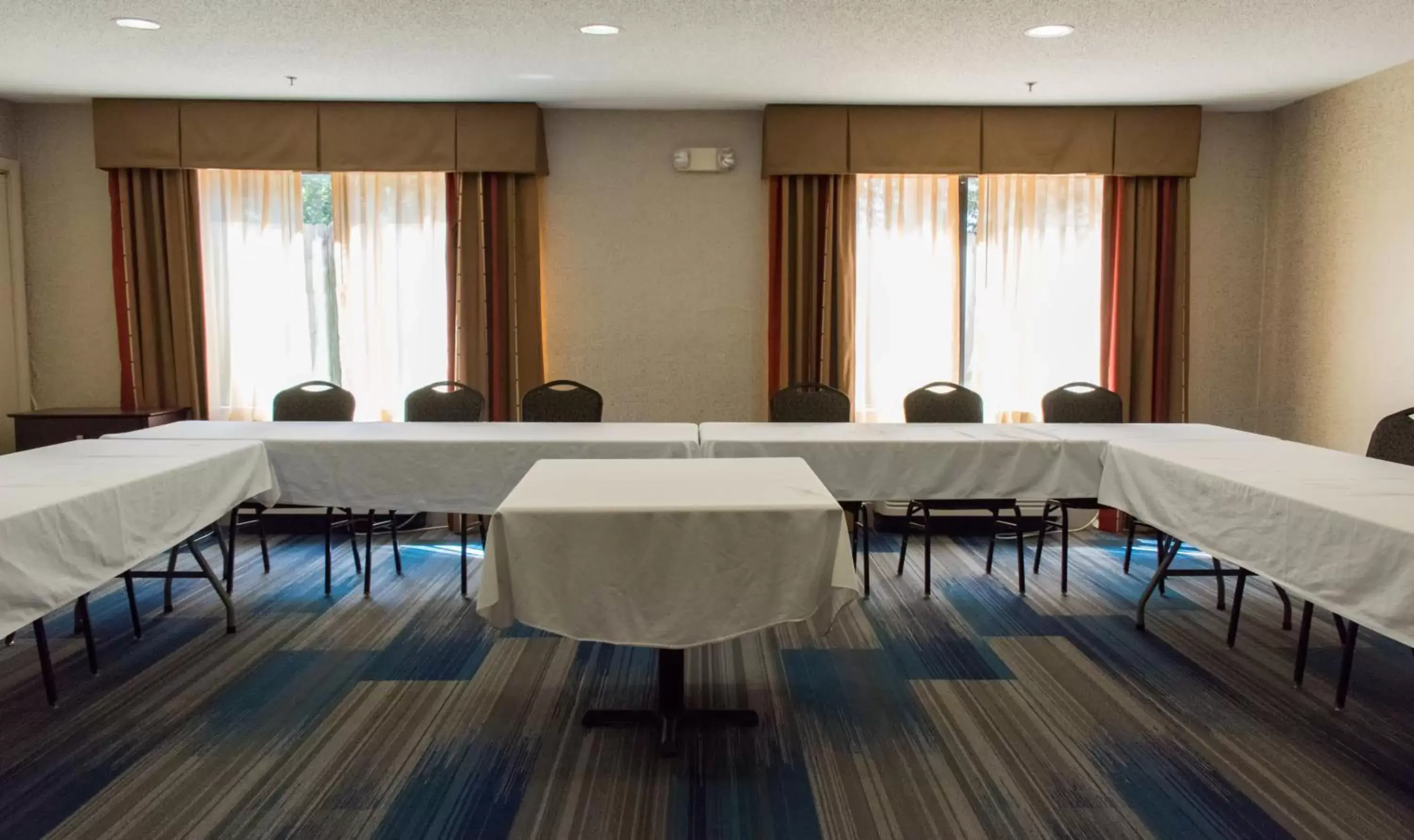 Meeting/conference room in Holiday Inn Express Hotel & Suites Kinston, an IHG Hotel