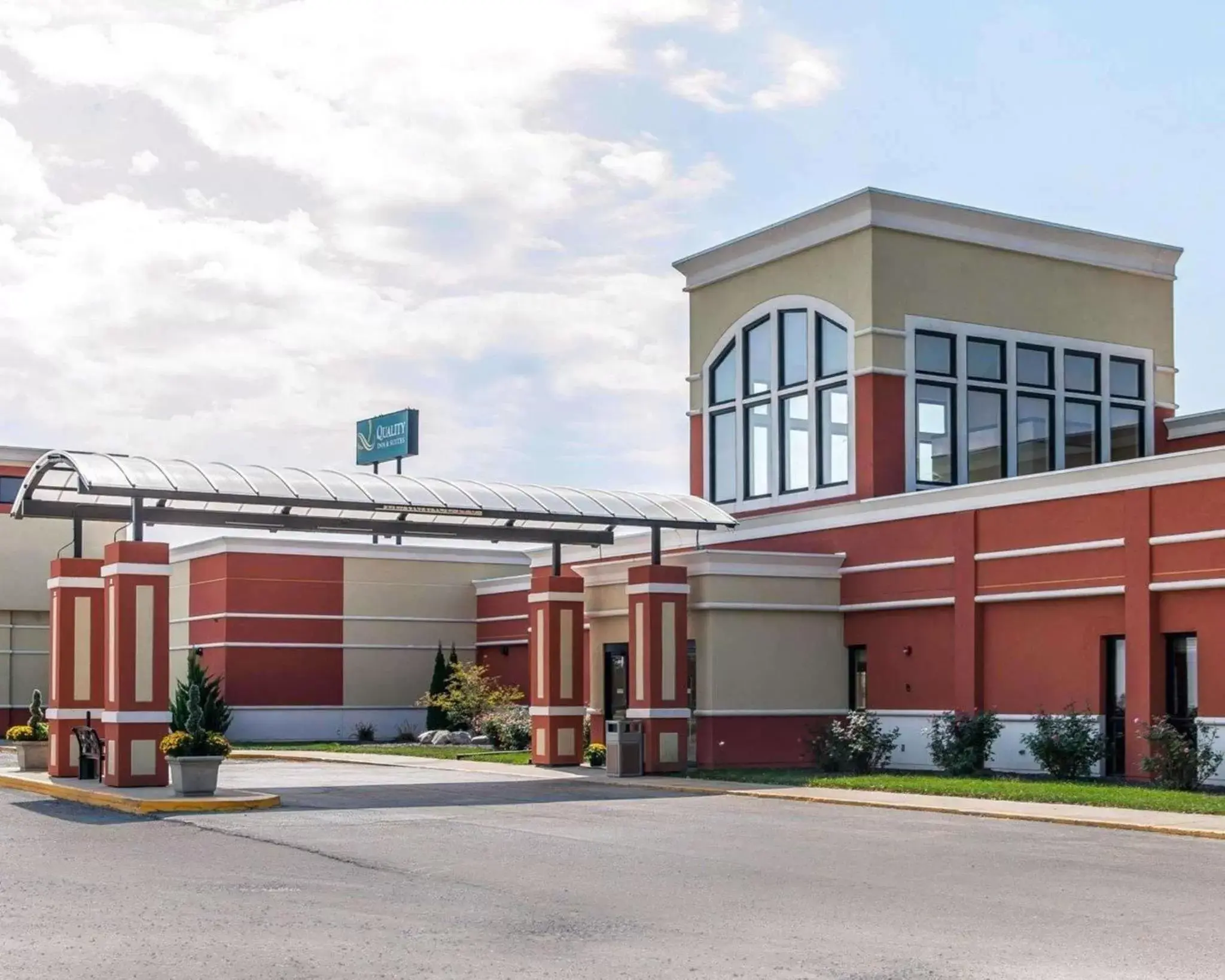 Property Building in Quality Inn & Suites - Mattoon