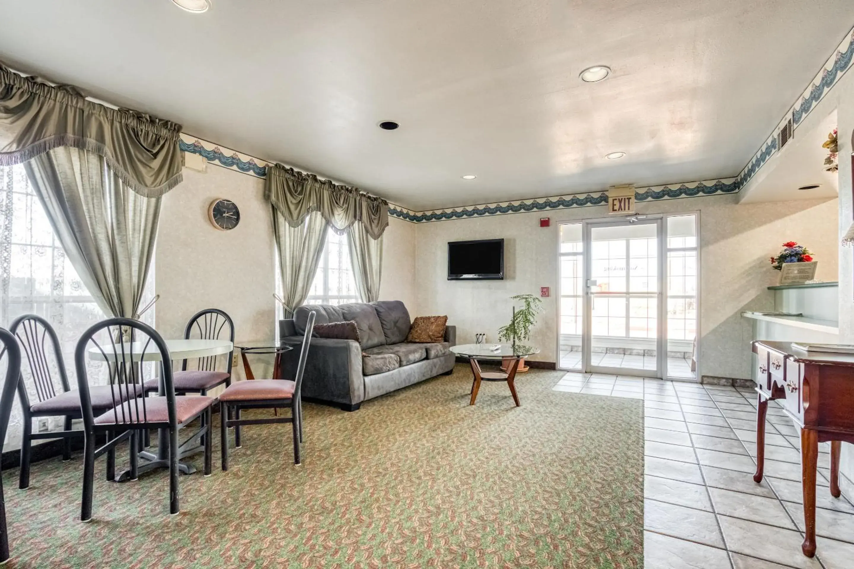 Seating Area in OYO Hotel Wichita Falls I-44 Sheppard Airforce