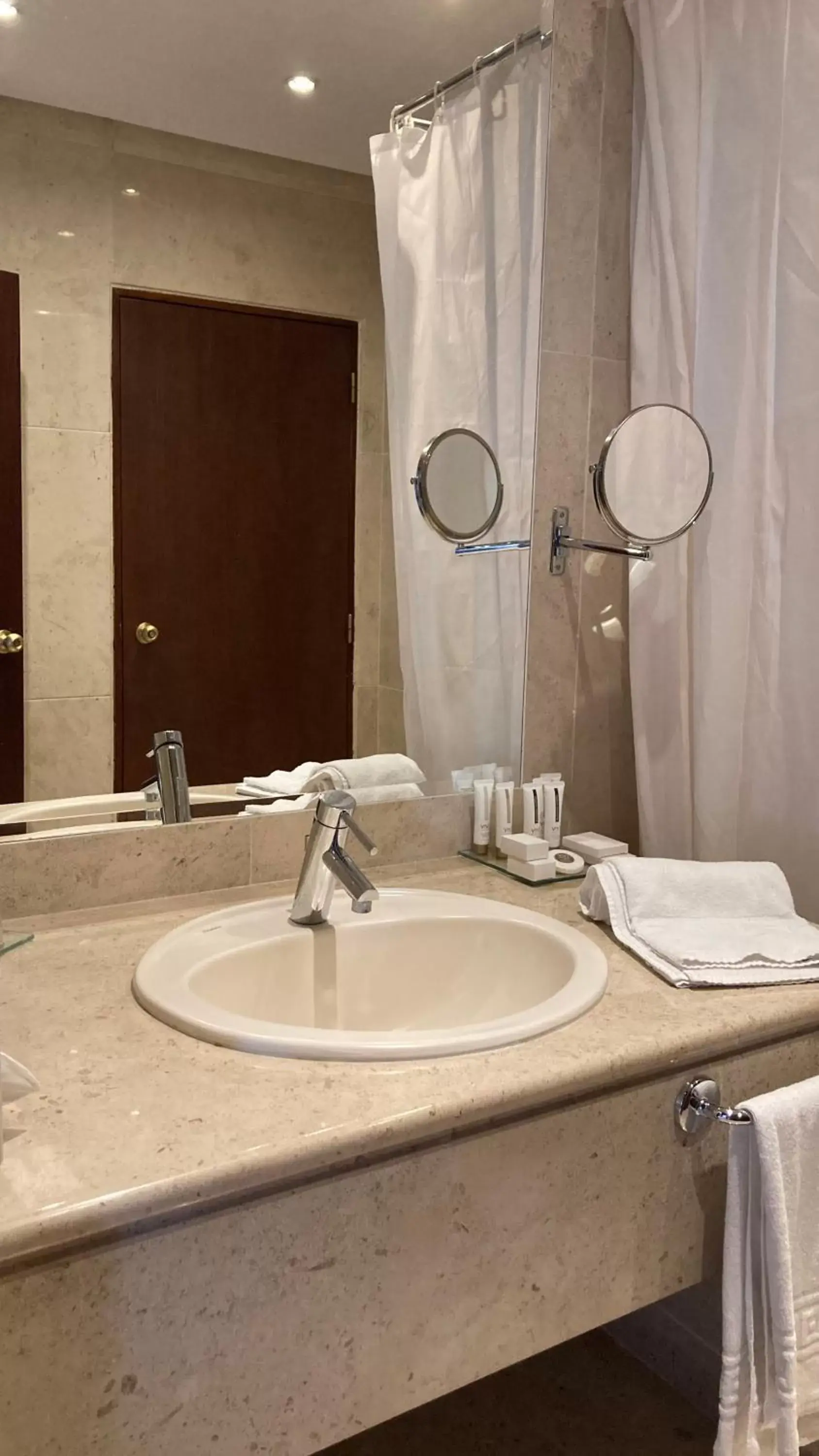 Toilet, Bathroom in Santarem Hotel