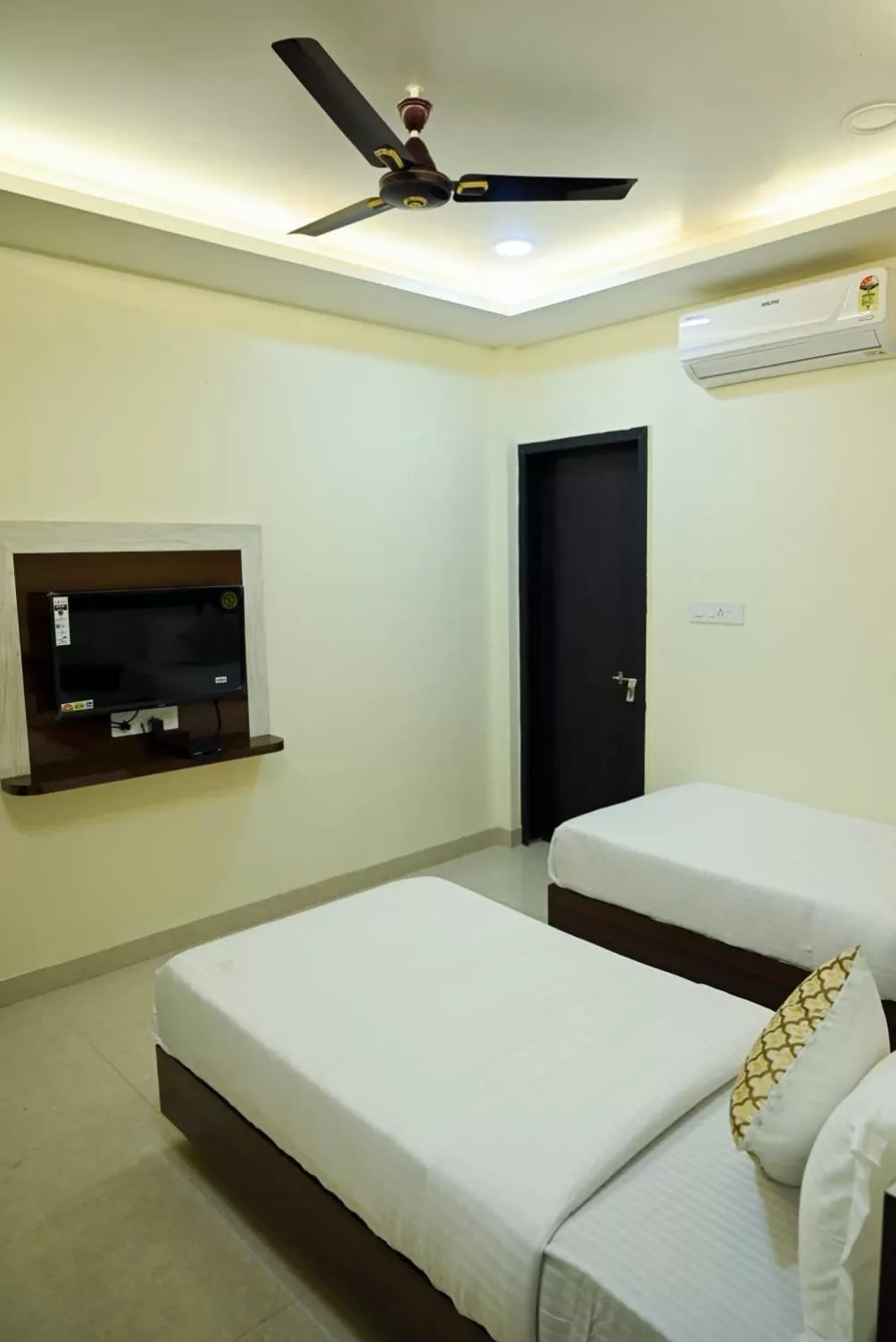 Photo of the whole room, Bed in Hotel Golden Bliss