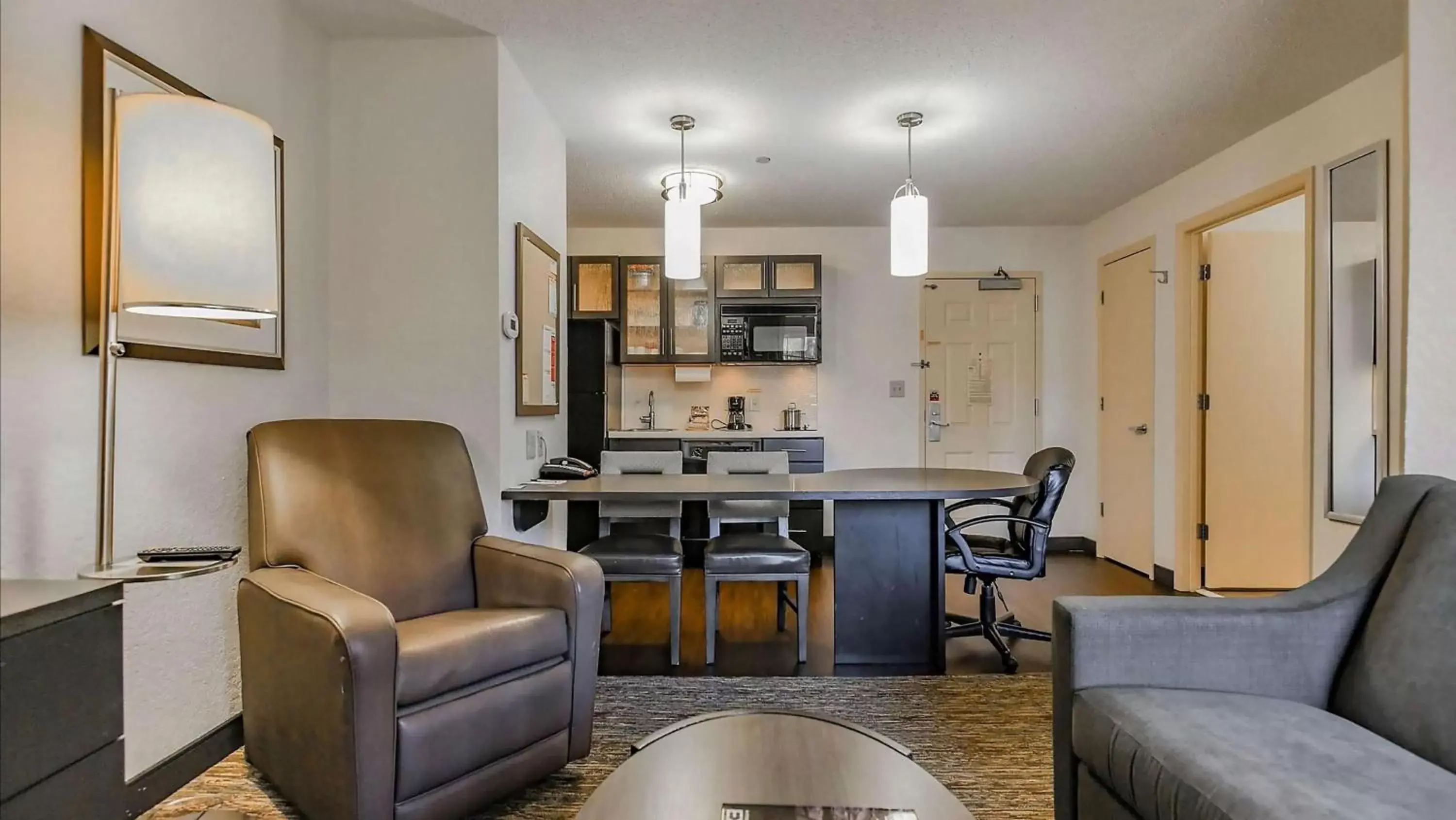 Kitchen or kitchenette, Seating Area in Sonesta Simply Suites Oklahoma City Airport