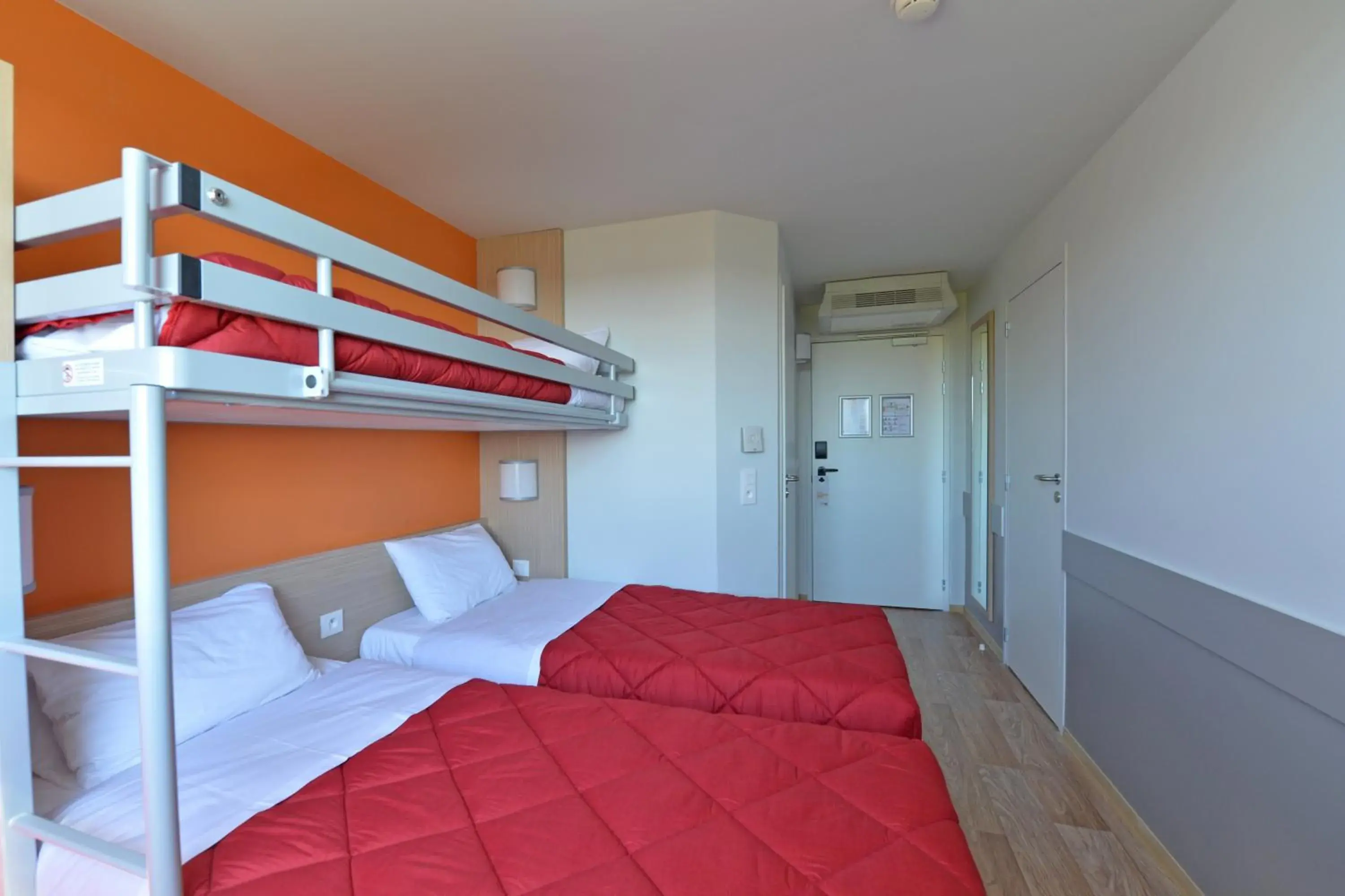 Standard Plus Room - 3 Single Beds in Premiere Classe Reims Nord - Bétheny Standard Plus Room - 3 Single Beds in Premiere Classe Reims Nord - Bétheny