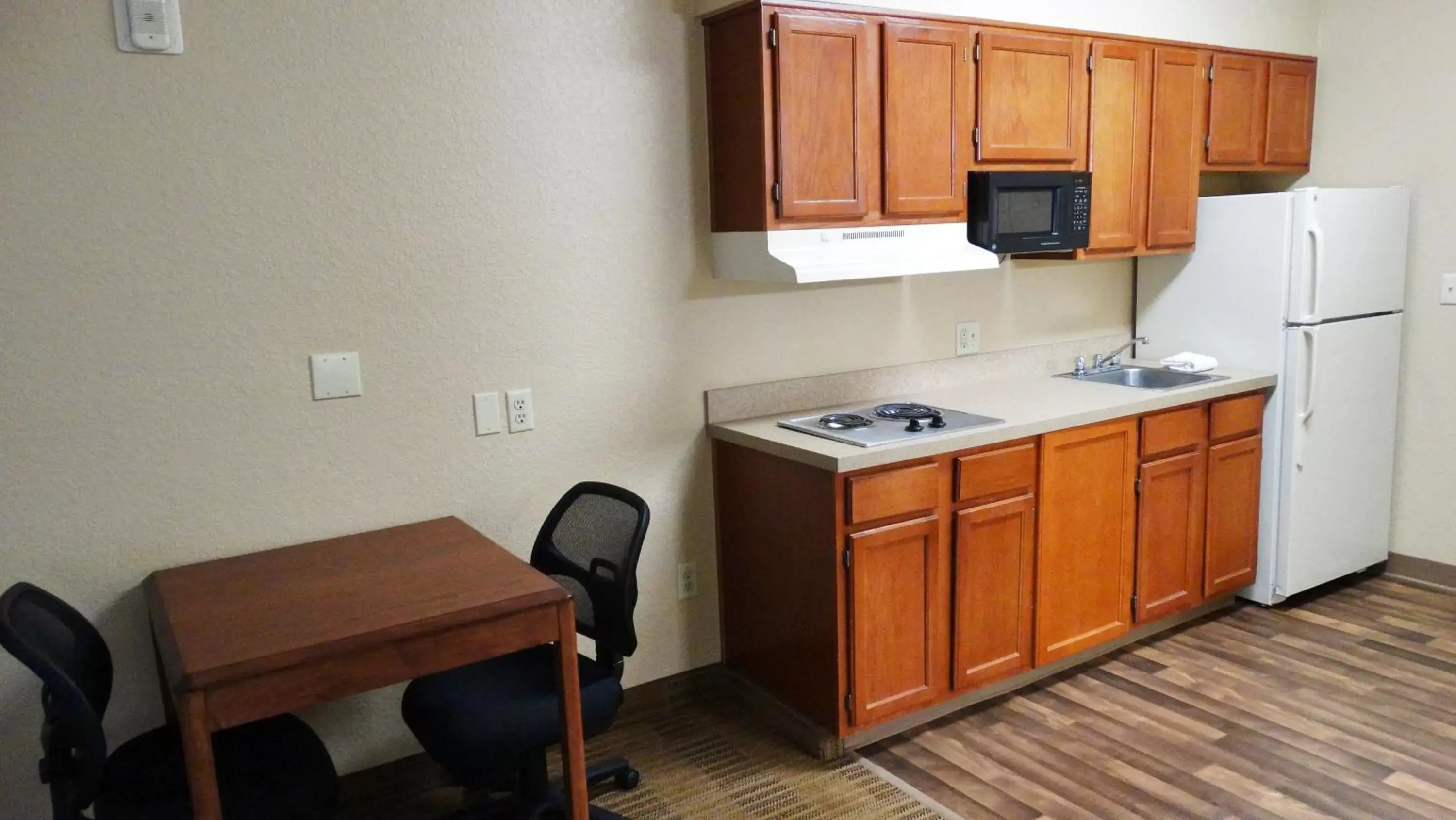 Kitchen or kitchenette, Kitchen/Kitchenette in Extended Stay America Suites - Dallas - Frankford Road