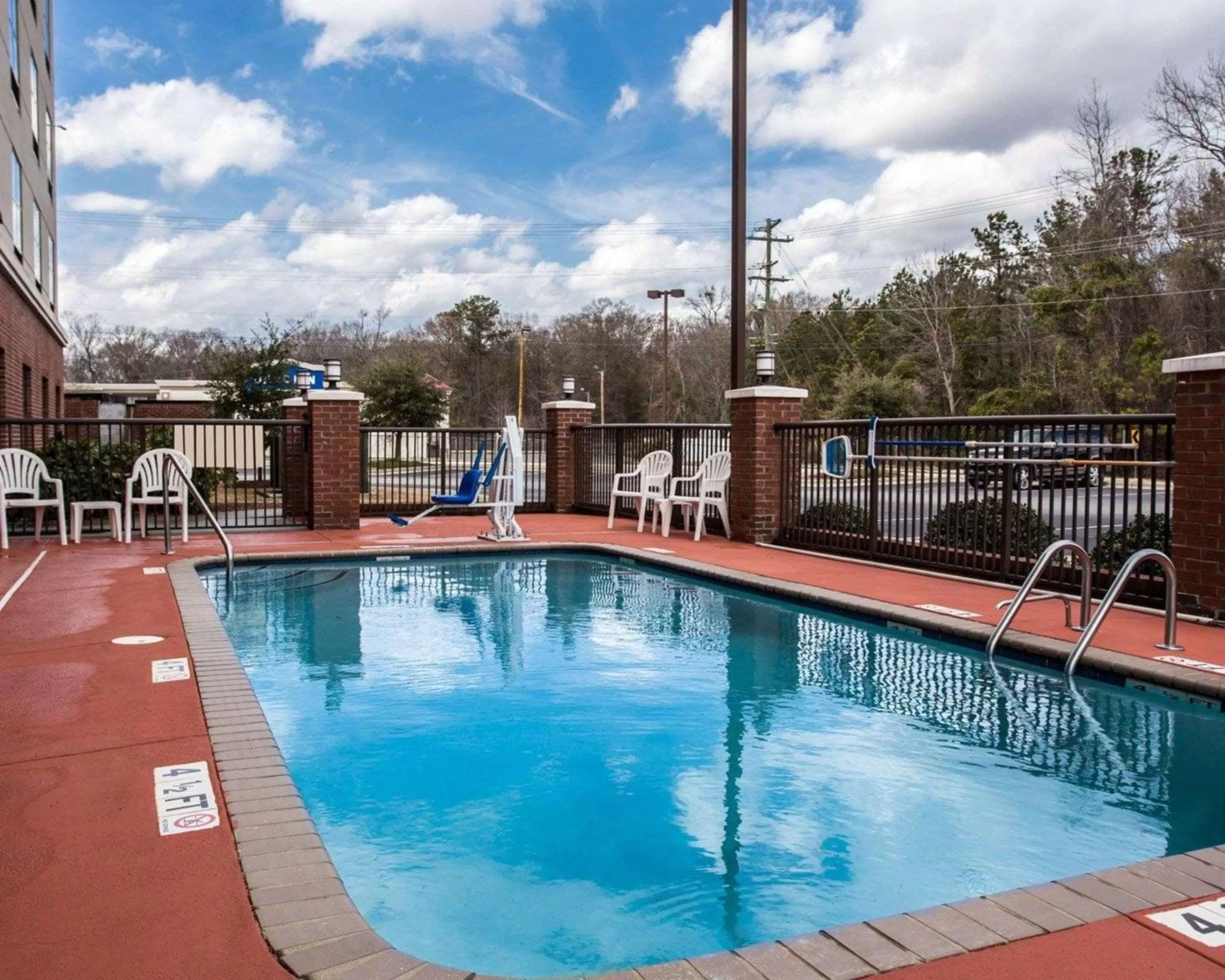 Swimming pool in Comfort Inn & Suites Lumberton Central I-95