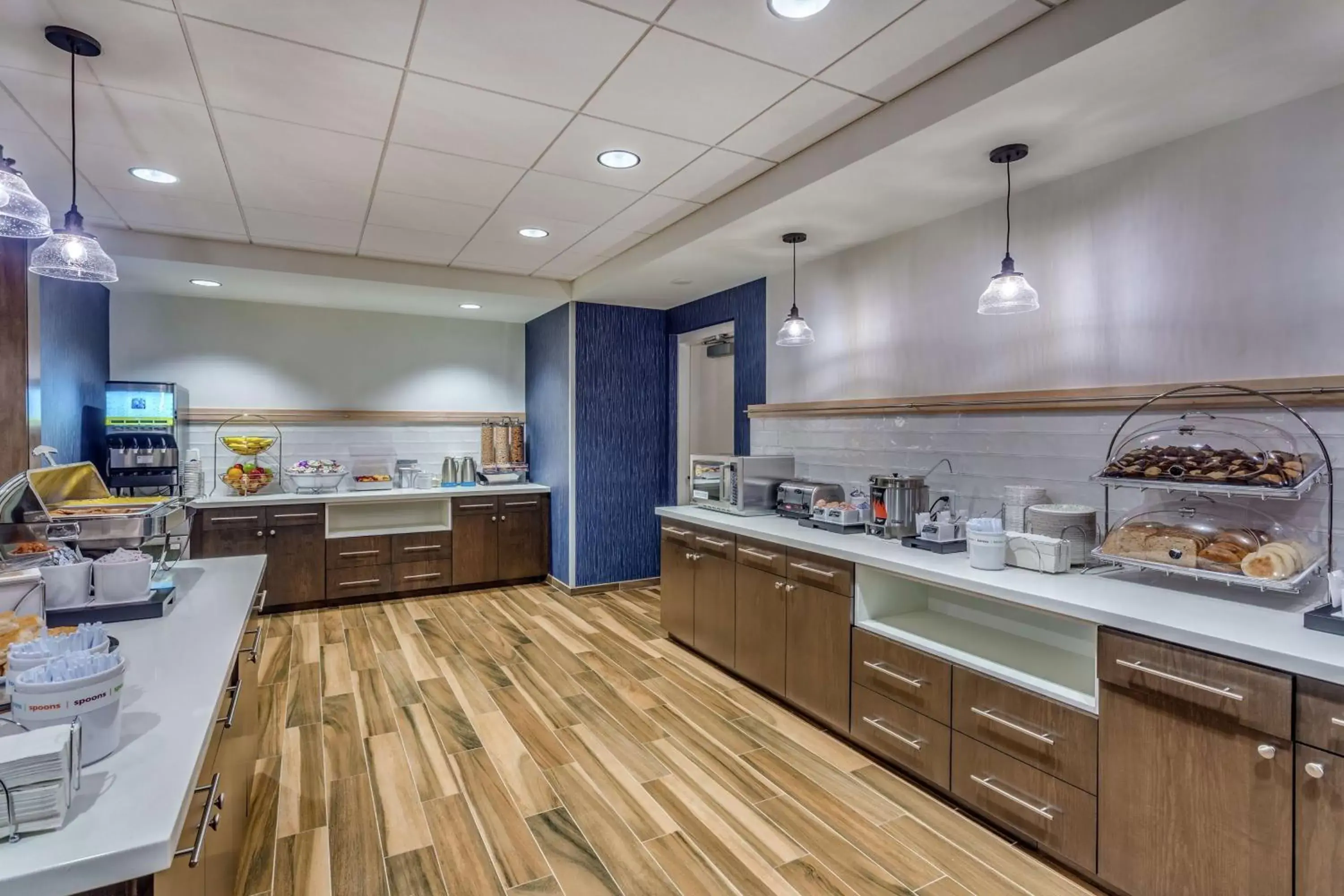 Breakfast, Kitchen/Kitchenette in Hampton Inn & Suites Kittery