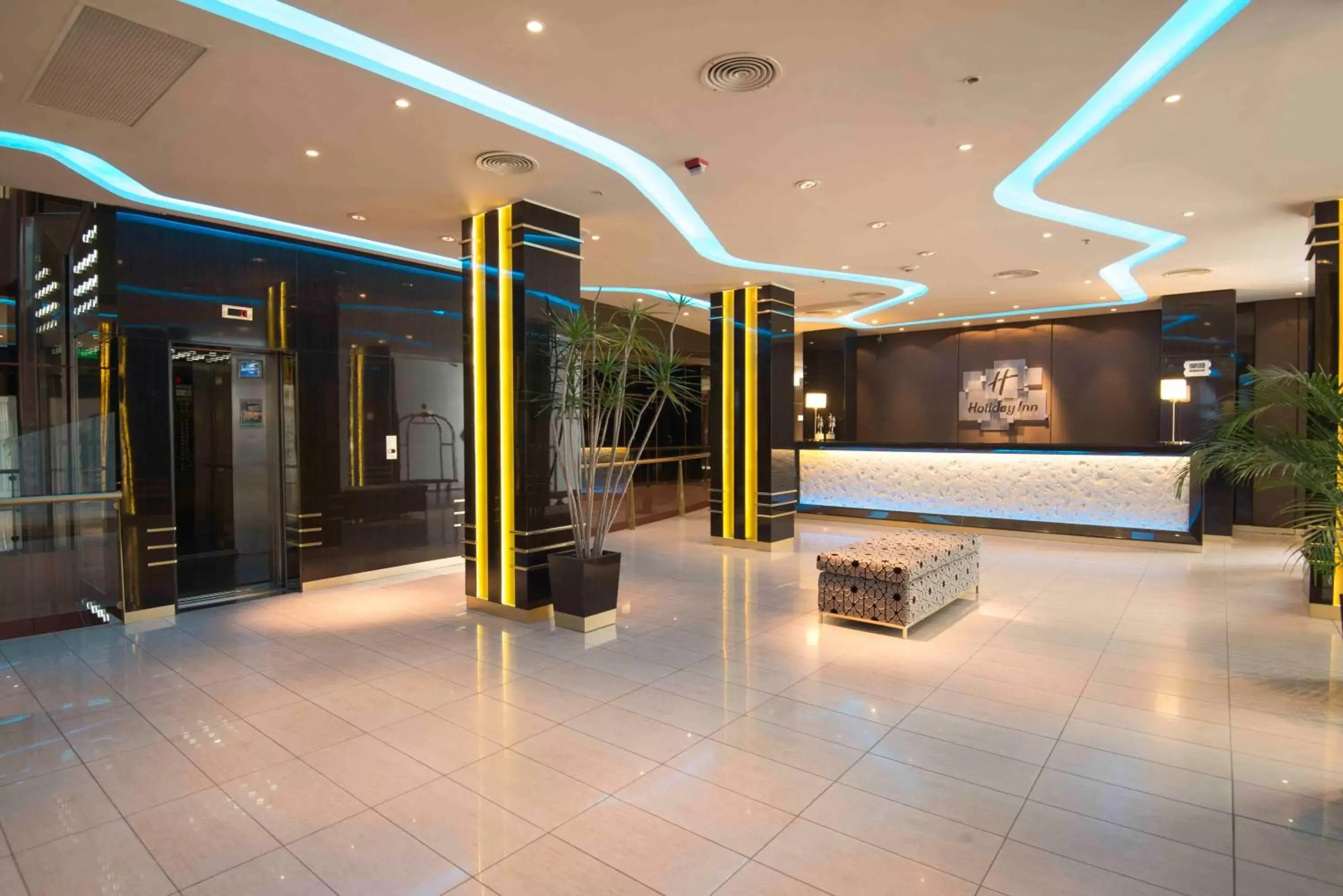 Property building, Lobby/Reception in Holiday Inn Rosario, an IHG Hotel