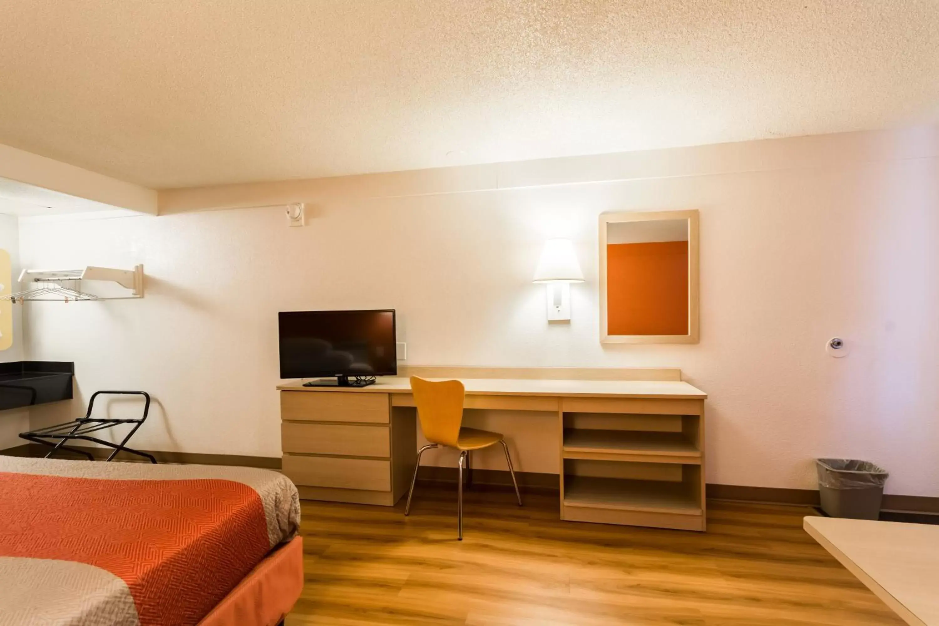 Bedroom, TV/Entertainment Center in Travelodge by Wyndham Essington / Philadelphia Airport