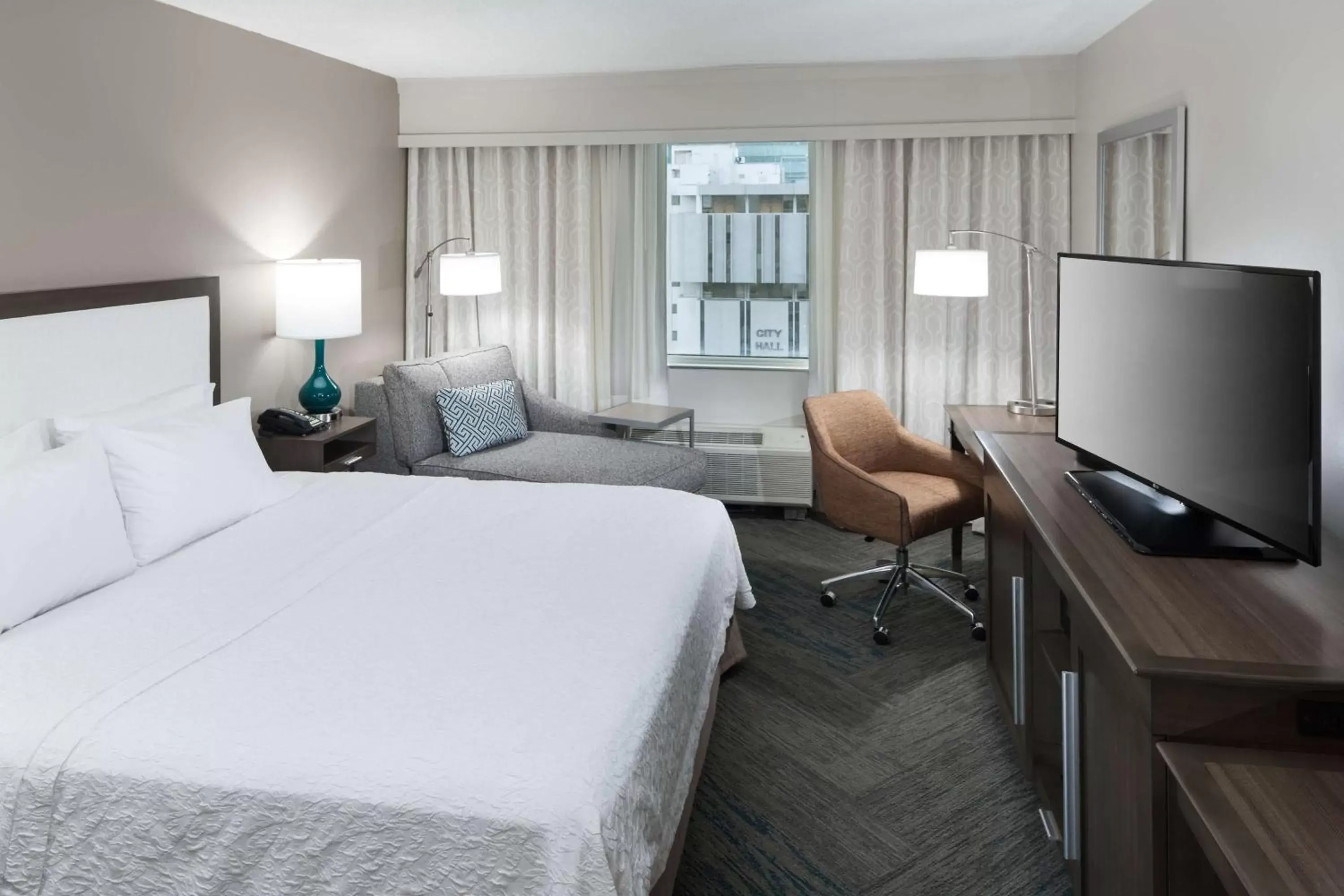 Bedroom, TV/Entertainment Center in Hampton Inn Fort Lauderdale Downtown Las Olas Area