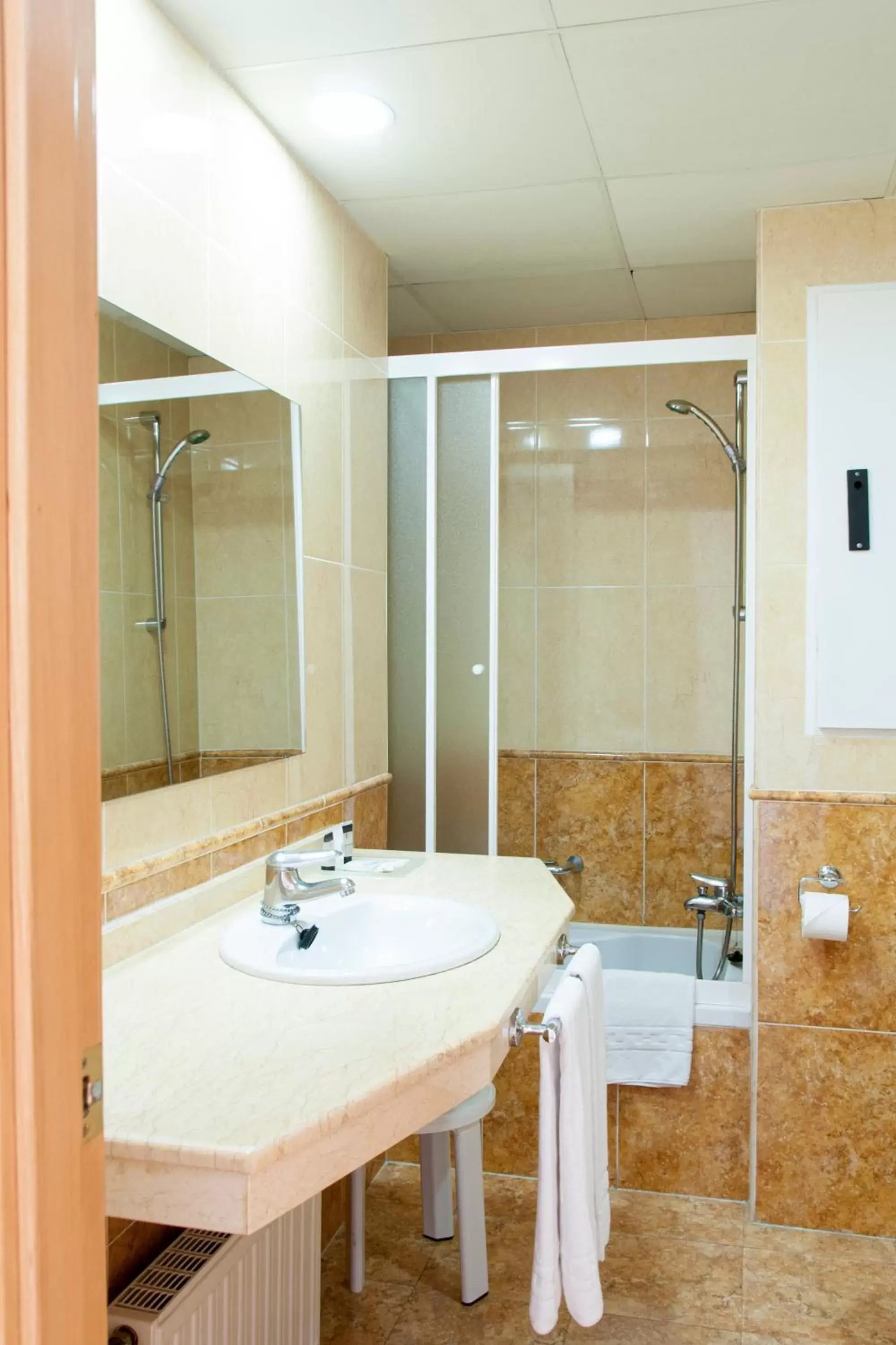 Bathroom in Hotel Maya Alicante