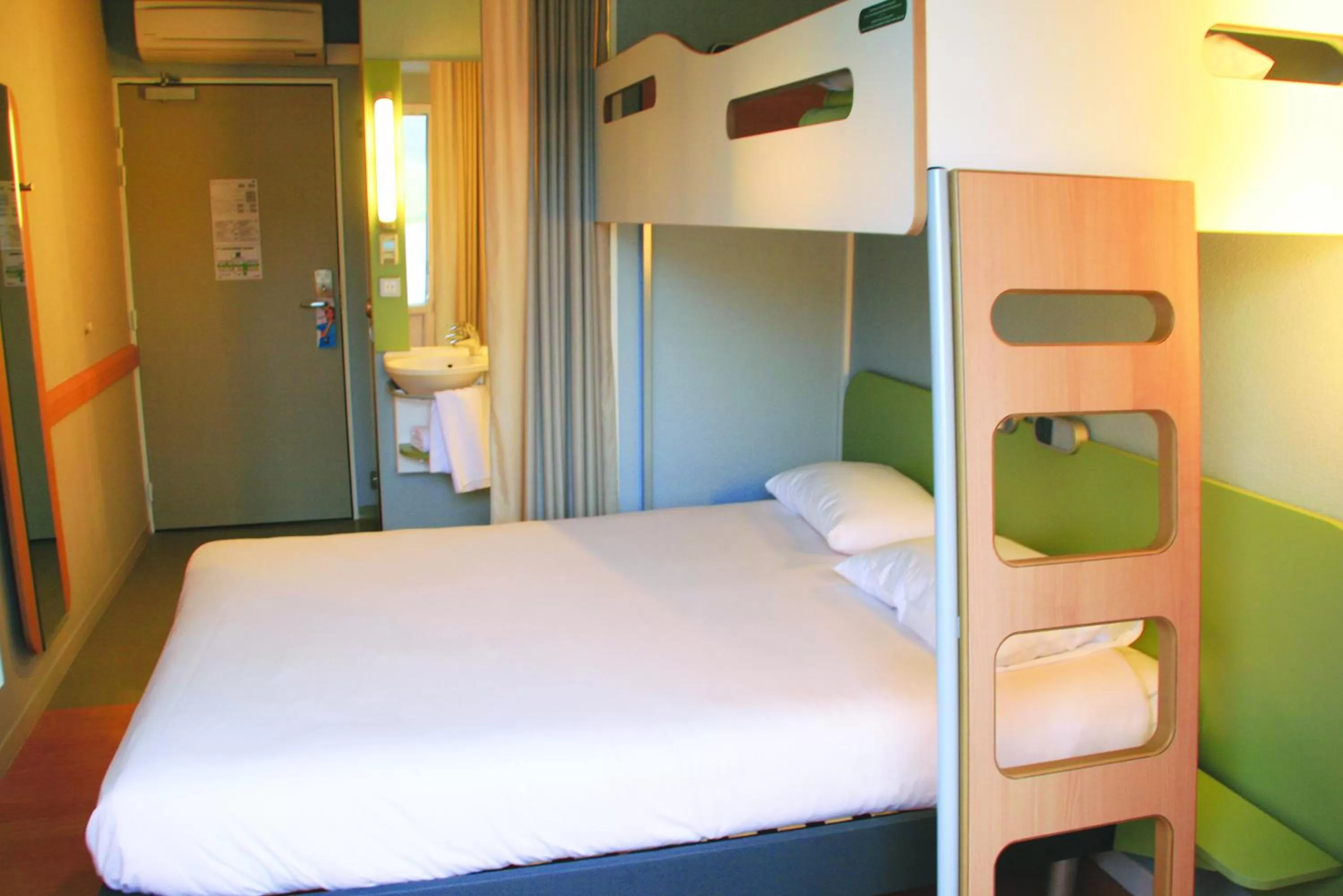 Bedroom, Bed in ibis budget Saint Pourcain