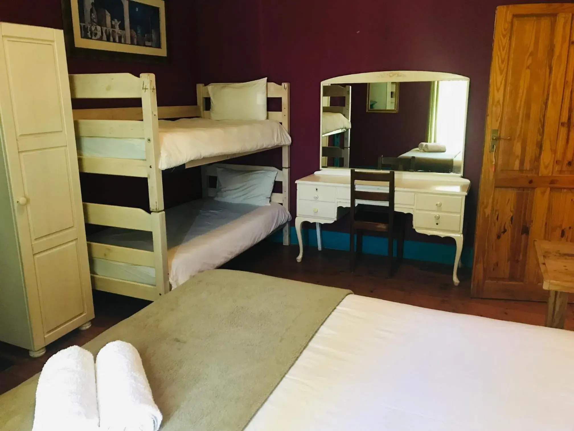 Property building, Bunk Bed in Big Blue Backpackers