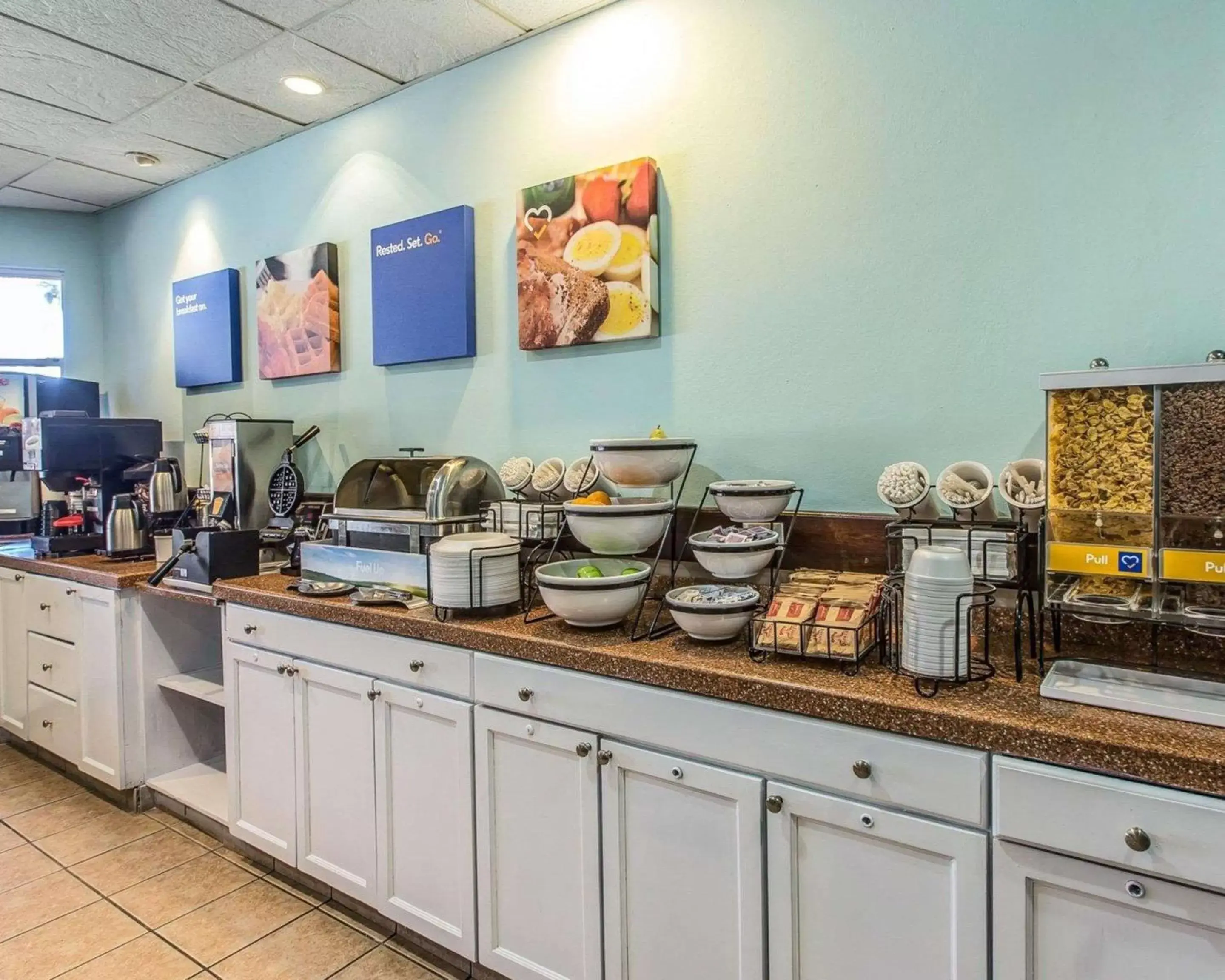 Restaurant/places to eat in Comfort Inn & Suites Levittown