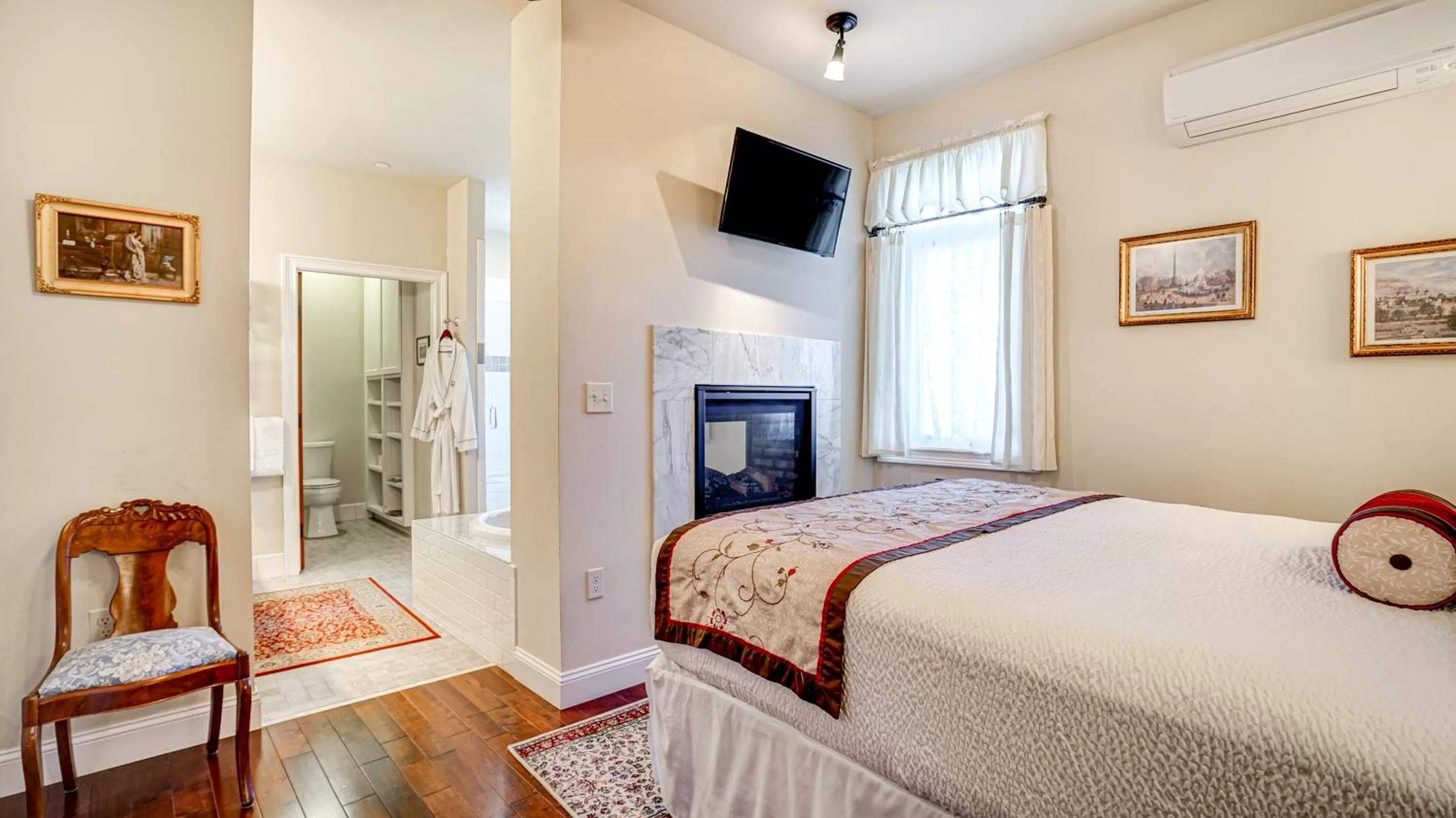 Bathroom, Bed in The River Belle Inn