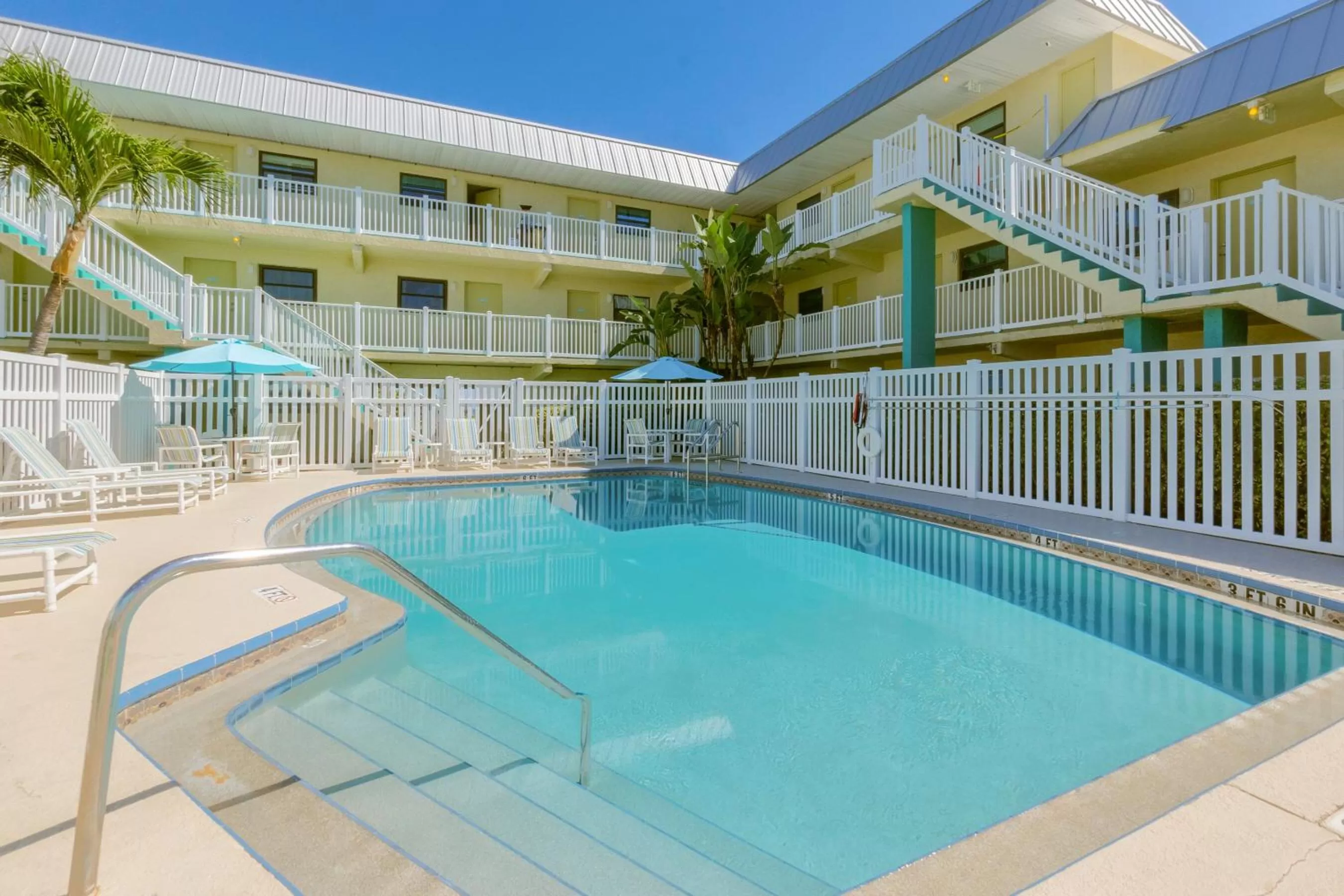 Swimming pool in Tuckaway Shores Resort