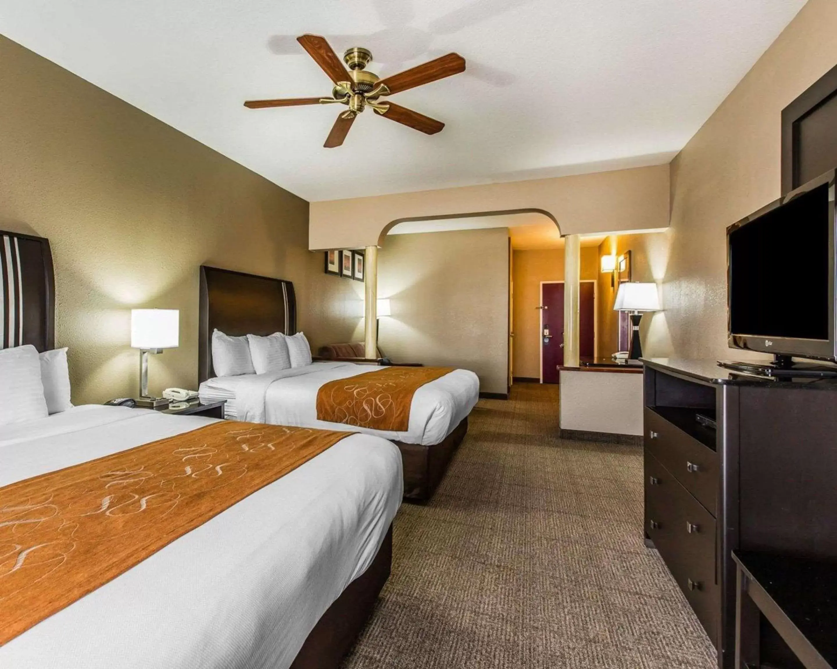 Bedroom, Bed in Comfort Suites Bakersfield