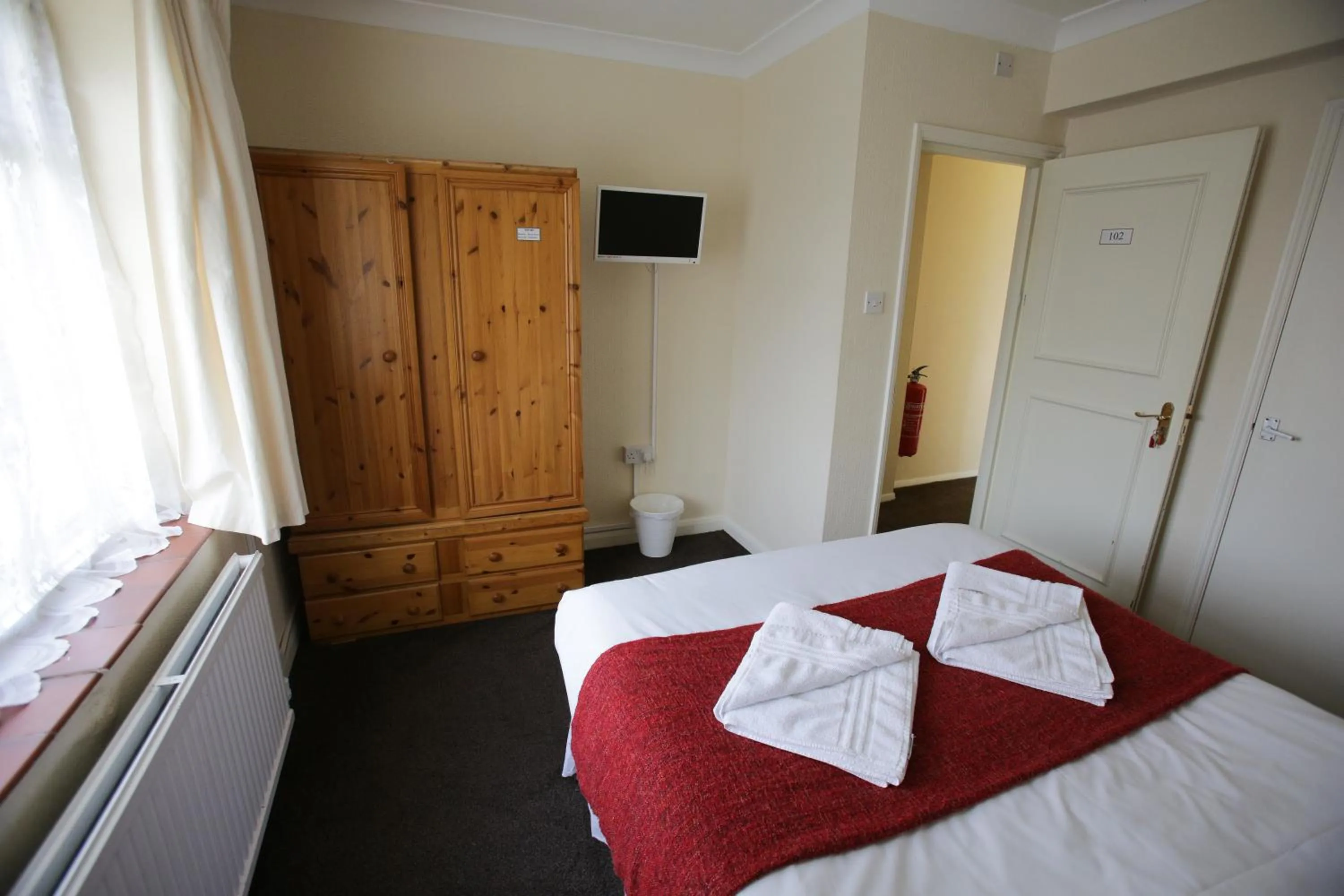 Photo of the whole room, Bed in Manor House London