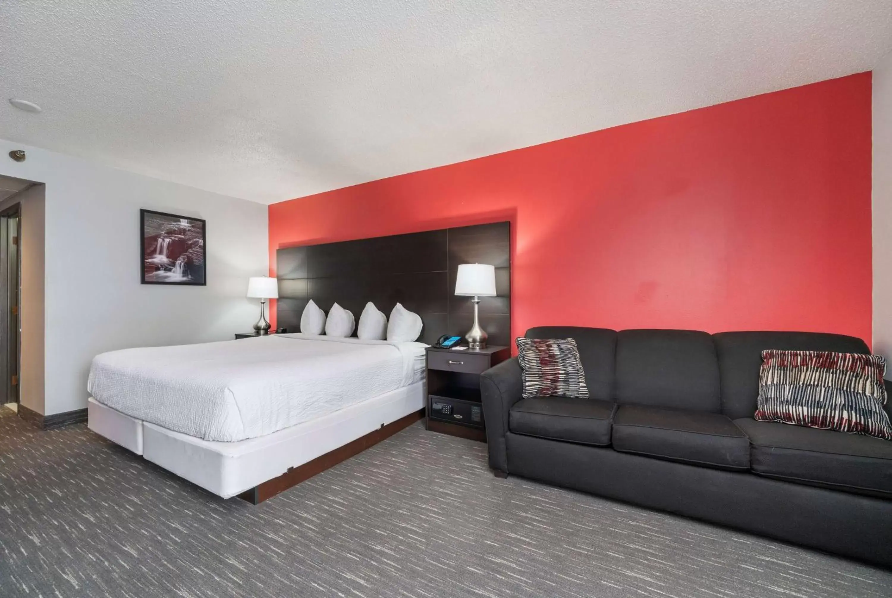 Photo of the whole room, Bed in Ramada by Wyndham Sioux Falls Airport - Waterpark Resort & Event Center