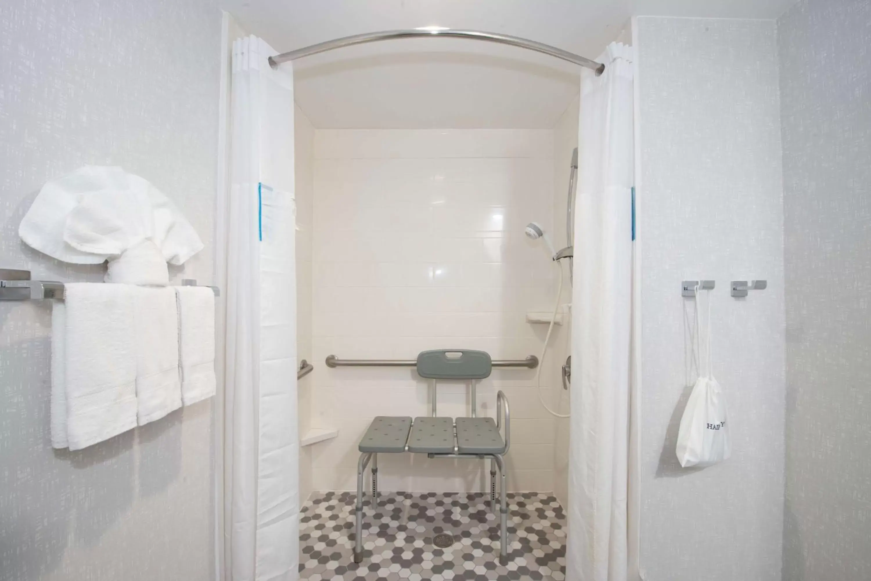 Photo of the whole room, Bathroom in Hampton Inn Hotel Atlanta-Southlake