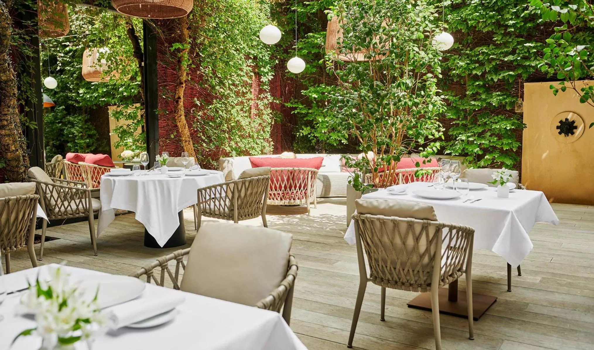 Patio, Restaurant/Places to Eat in Hôtel Lancaster Paris Champs-Elysées