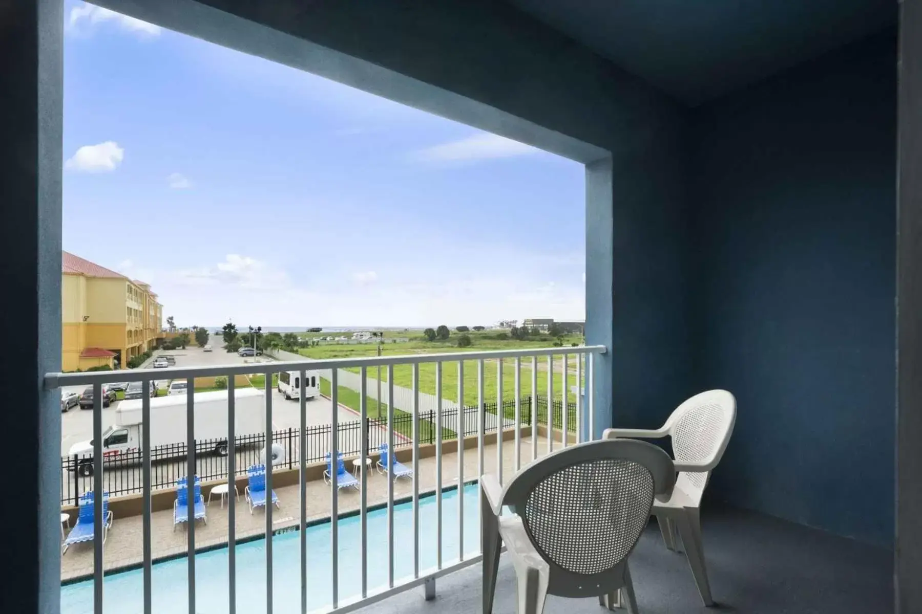 Balcony/Terrace in Days Inn & Suites by Wyndham Galveston West/Seawall