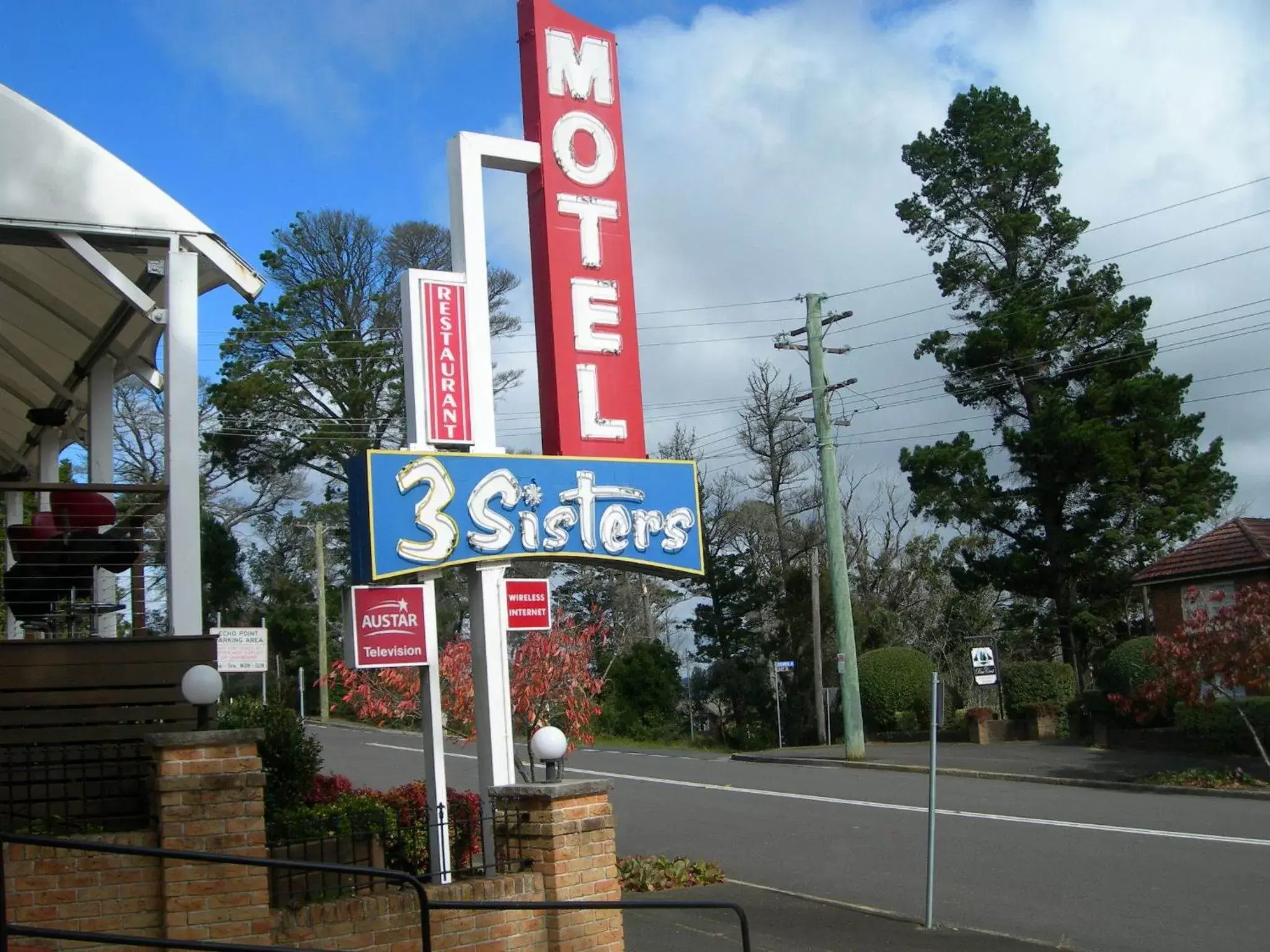 Facade/entrance in 3 Sisters Motel