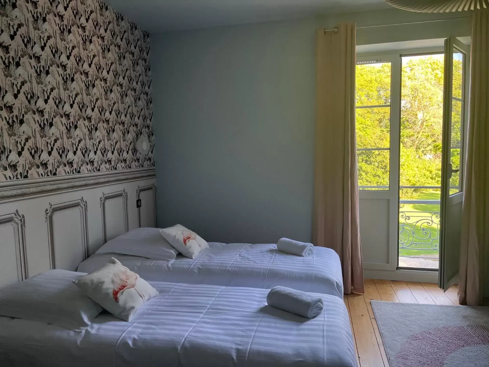 Garden view, Bed in Domaine Clairfontaine Noyarey - Suites Junior