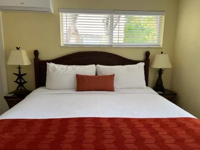 Swimming pool, Bed in Coconut Bay Resort - Key Largo
