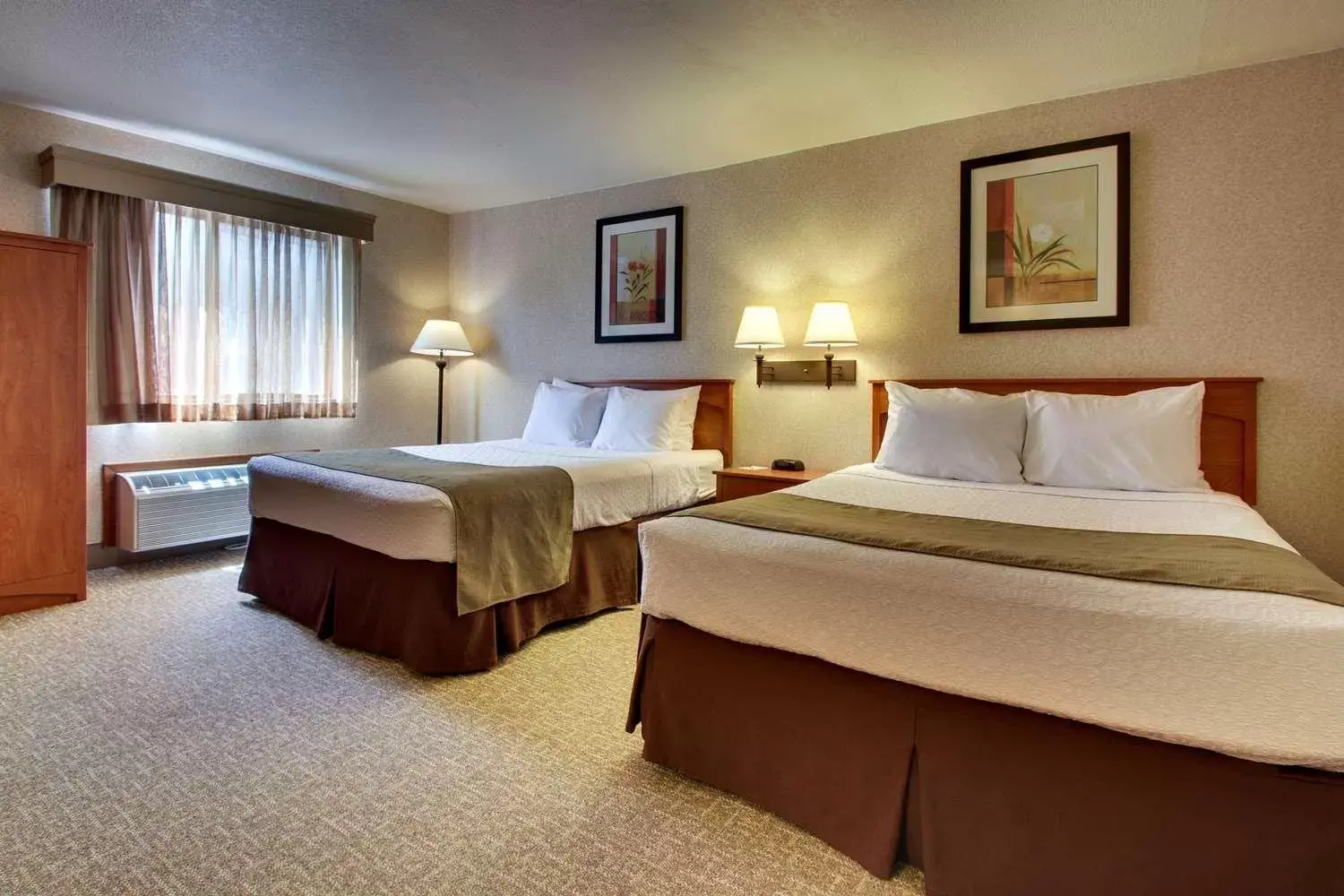 Bathroom, Bed in Best Western West Hills Inn