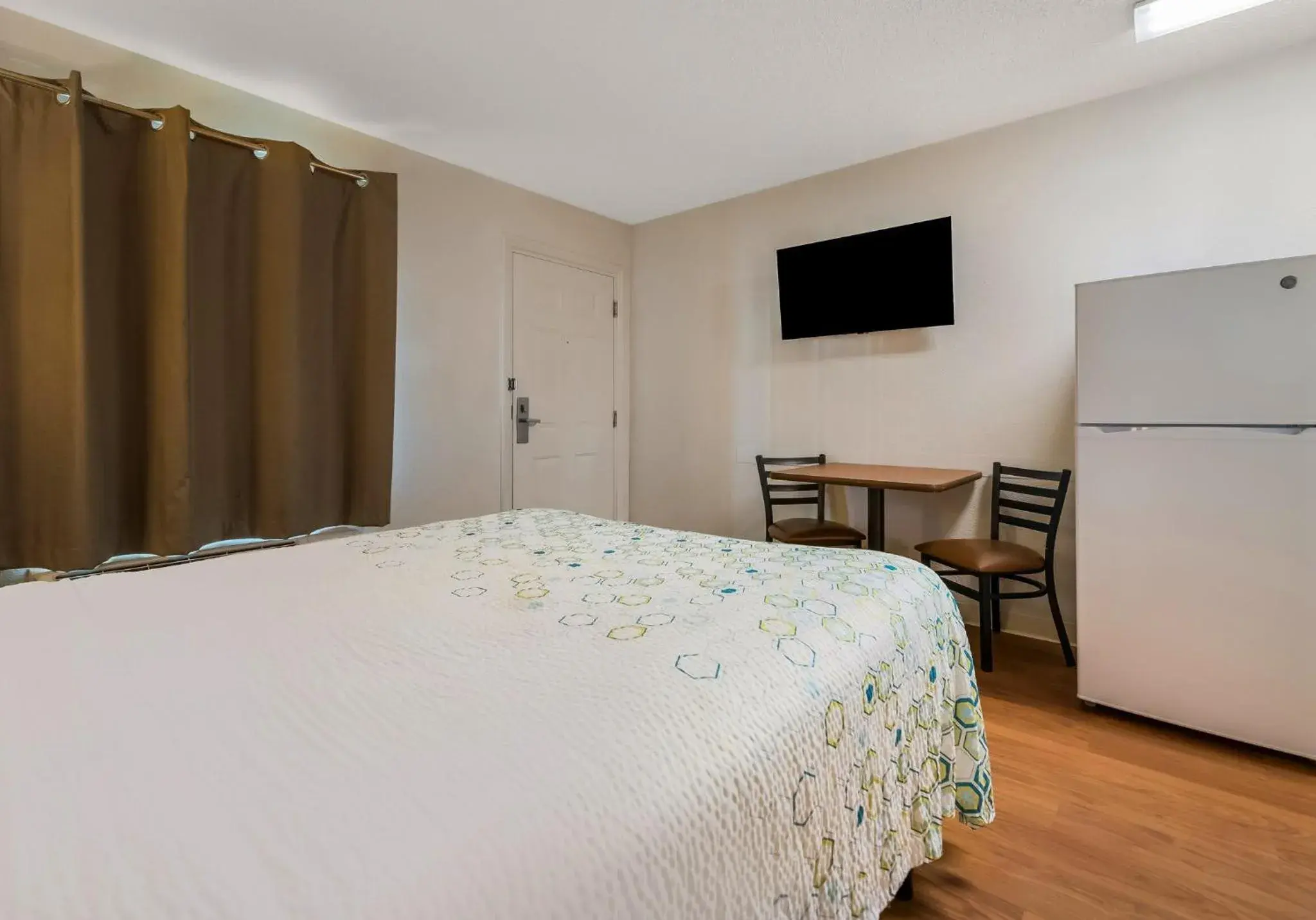 Bedroom, Bed in HomeTowne Studios by Red Roof Orlando - UCF Area Bedroom, Bed in HomeTowne Studios by Red Roof Orlando - UCF Area