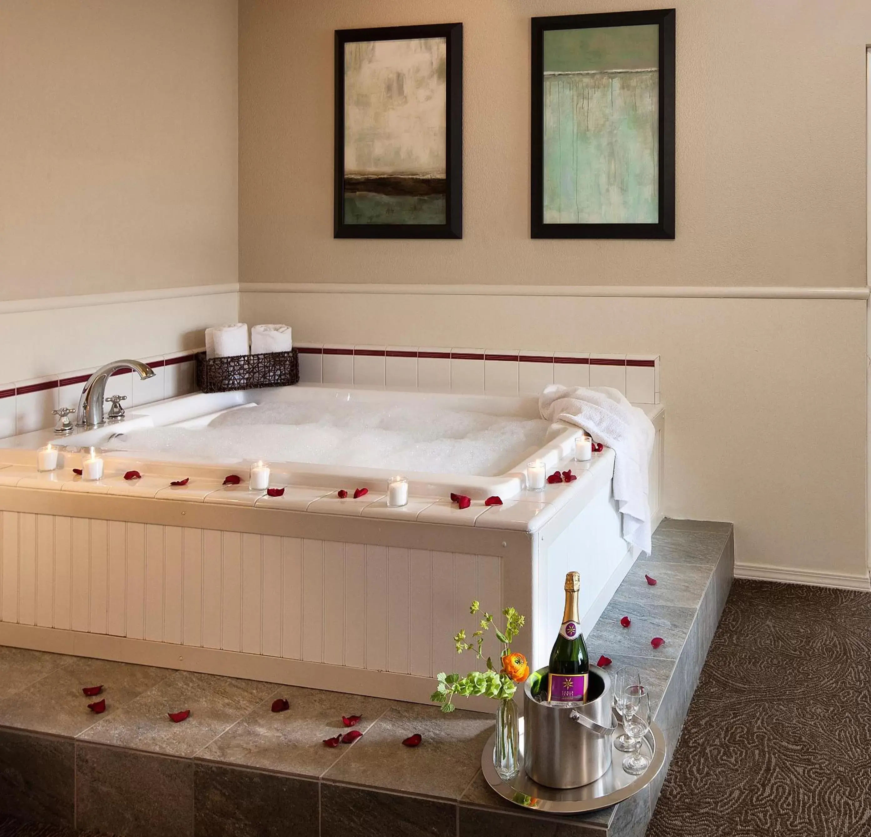 Hot Tub, Bathroom in Cambria Landing Inn and Suites