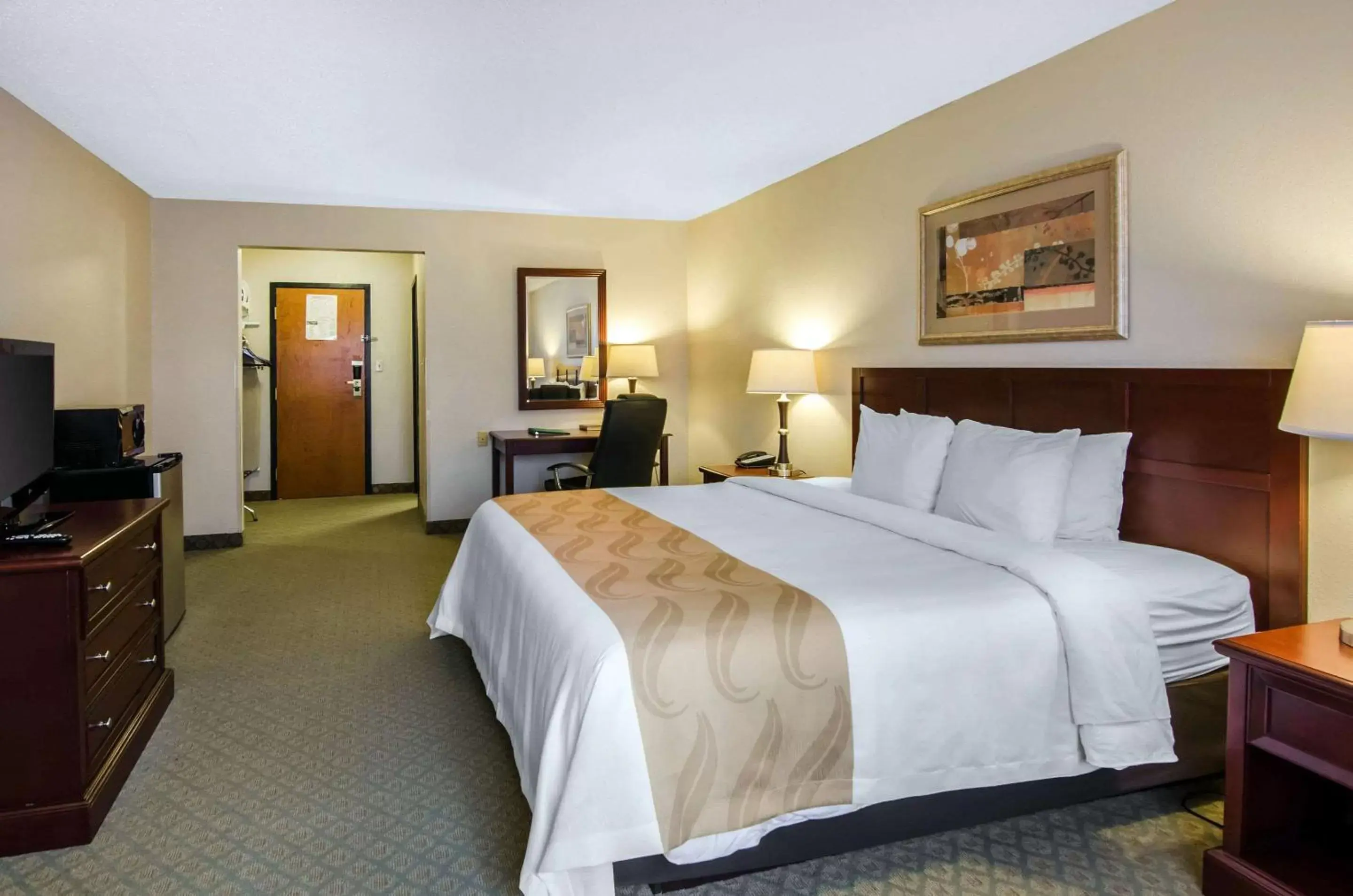 Photo of the whole room, Bed in Quality Inn Summersville