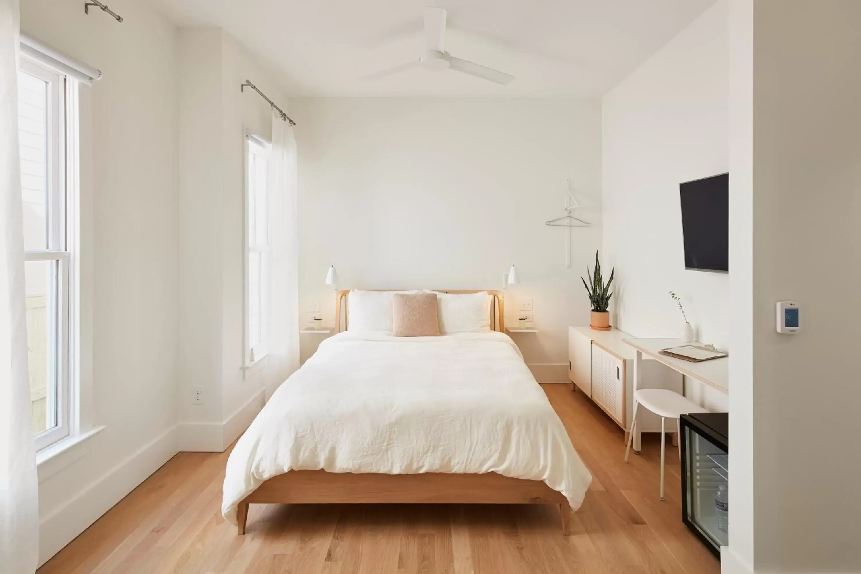 Queen Room in Guest House Raleigh Queen Room in Guest House Raleigh