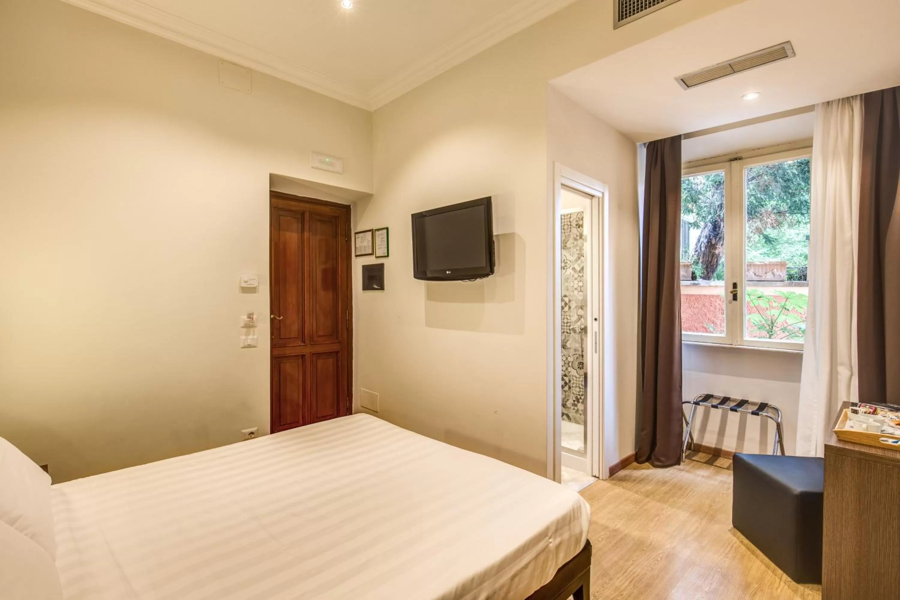 Bed in Rome Garden Hotel