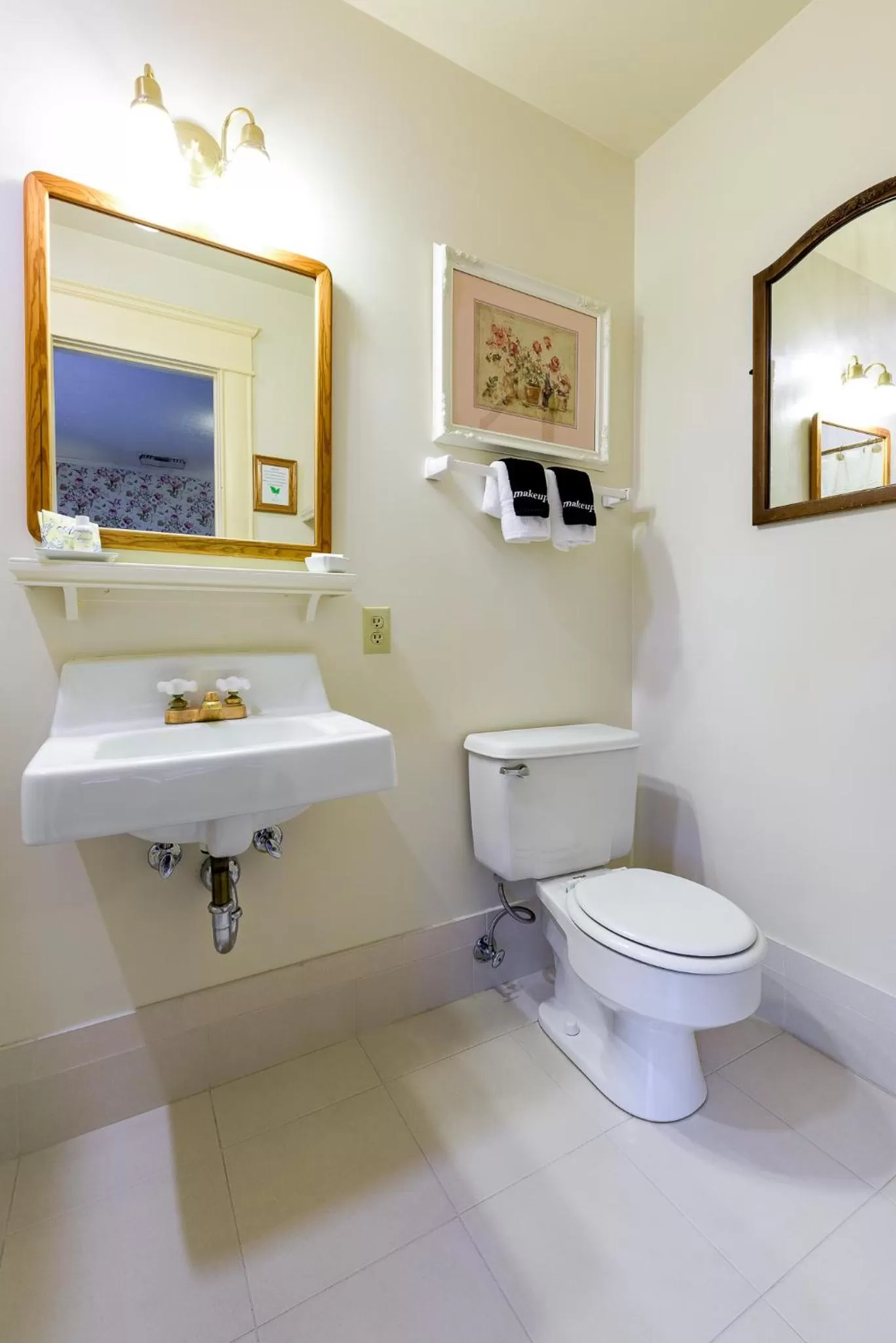 Bathroom in Abigail's Bed and Breakfast Inn