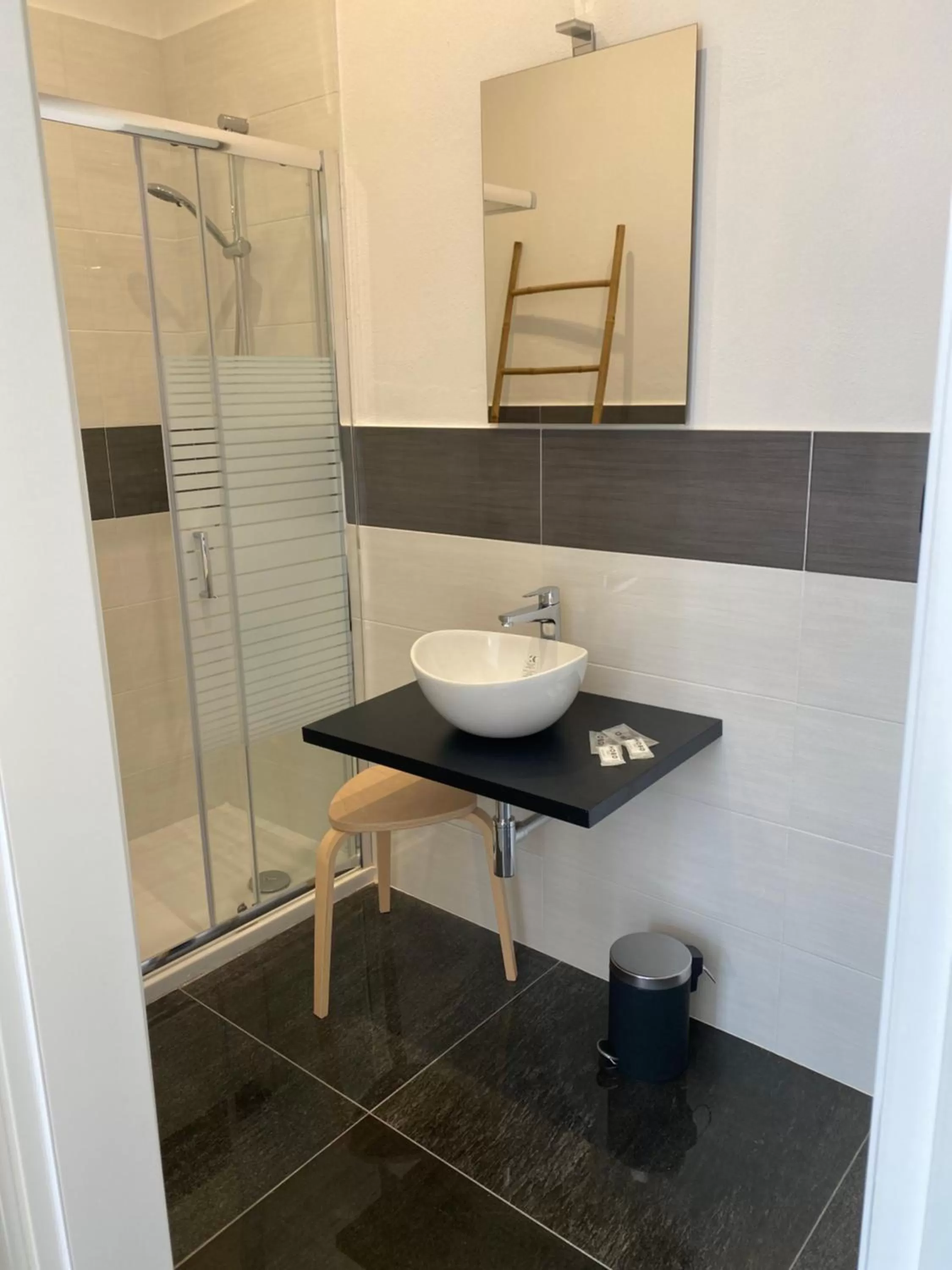 Bathroom in Hall inn B&B in Chiostro