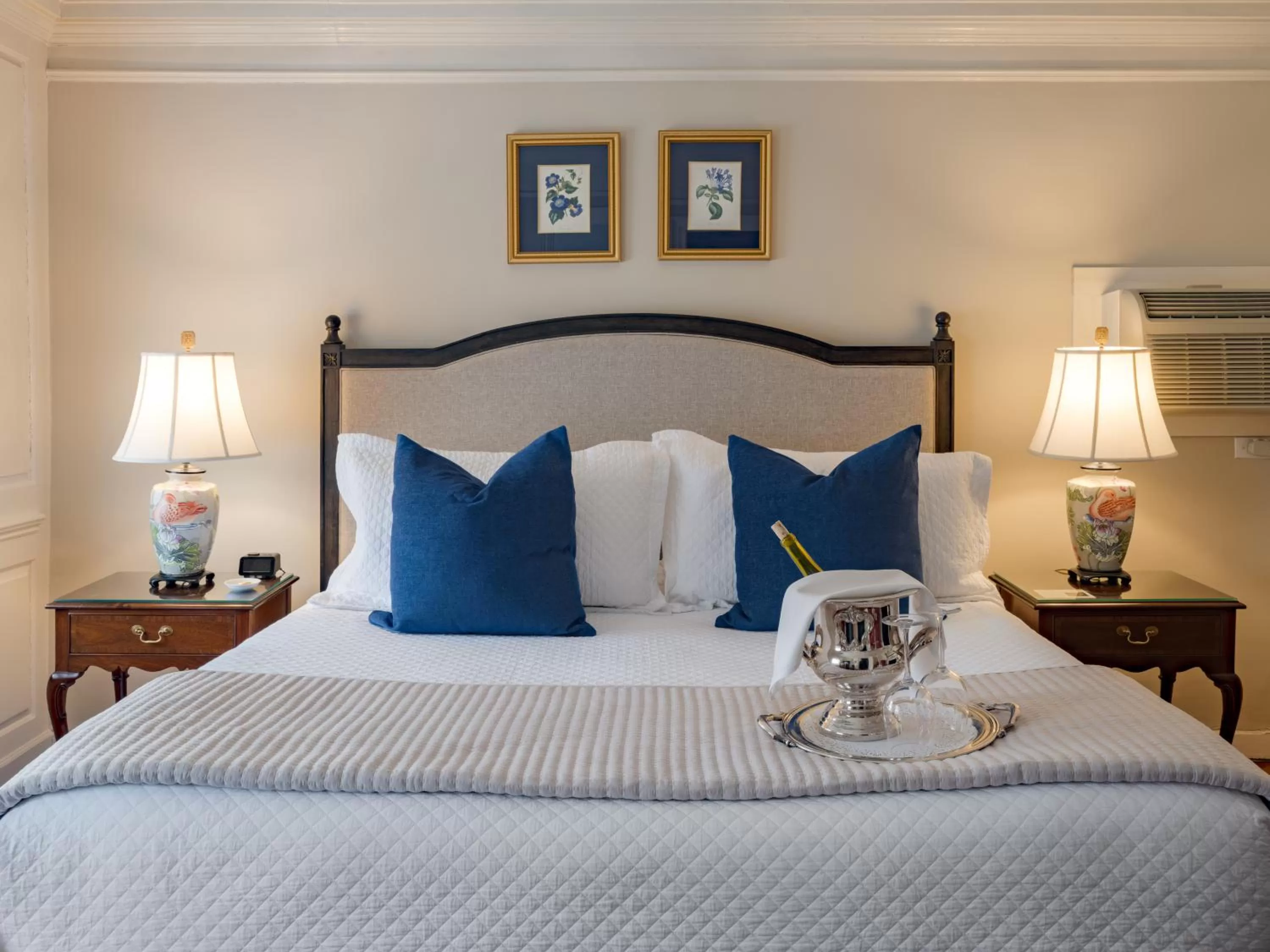 Bed in Harbor Light Inn