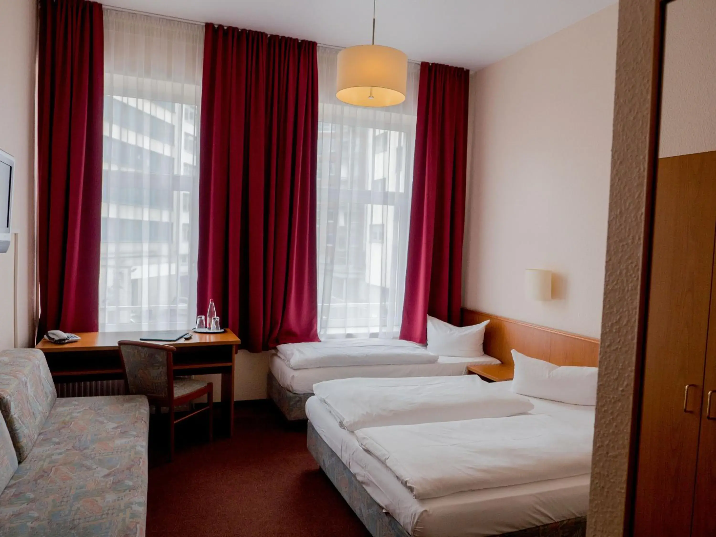 Photo of the whole room, Bed in Hotel Residence am Hauptbahnhof