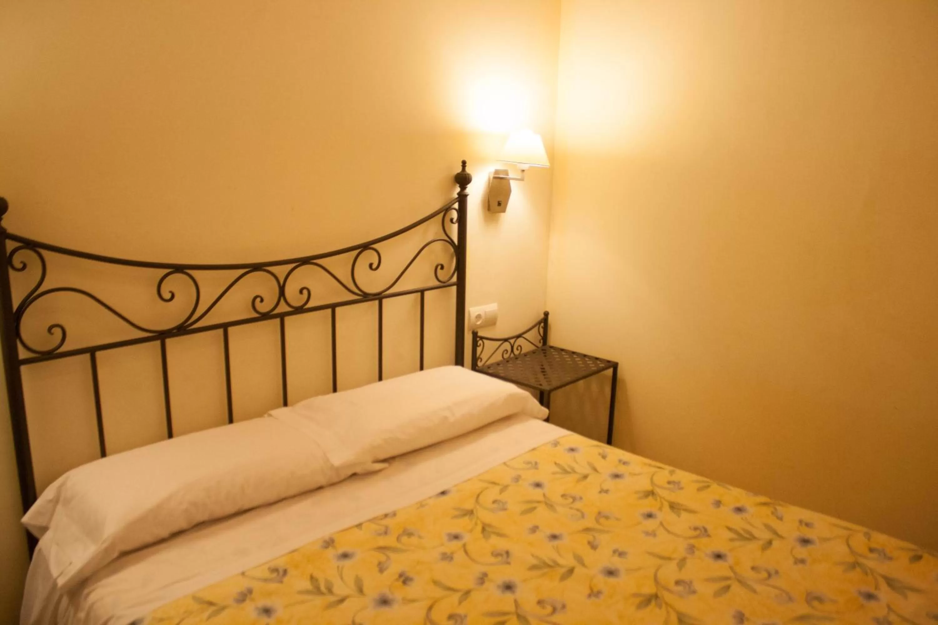 Bedroom, Bed in Abadia Suites