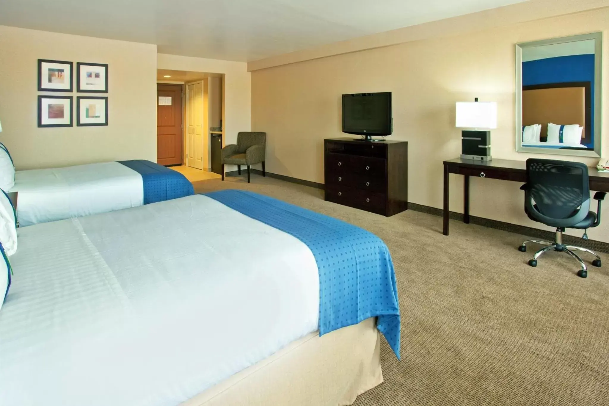 Bedroom in Holiday Inn Phoenix Airport, an IHG Hotel