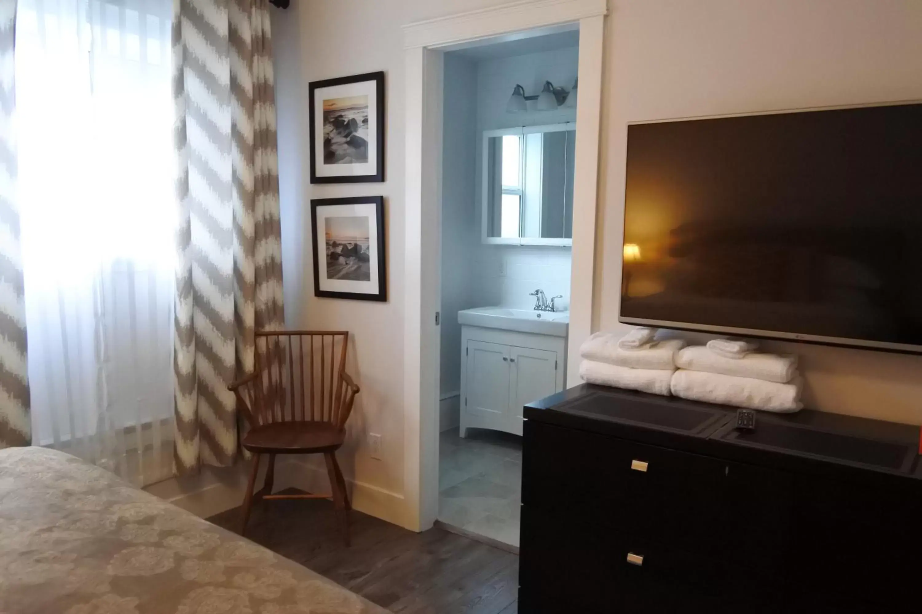 Bathroom, TV/Entertainment Center in Black Rooster Guesthouse