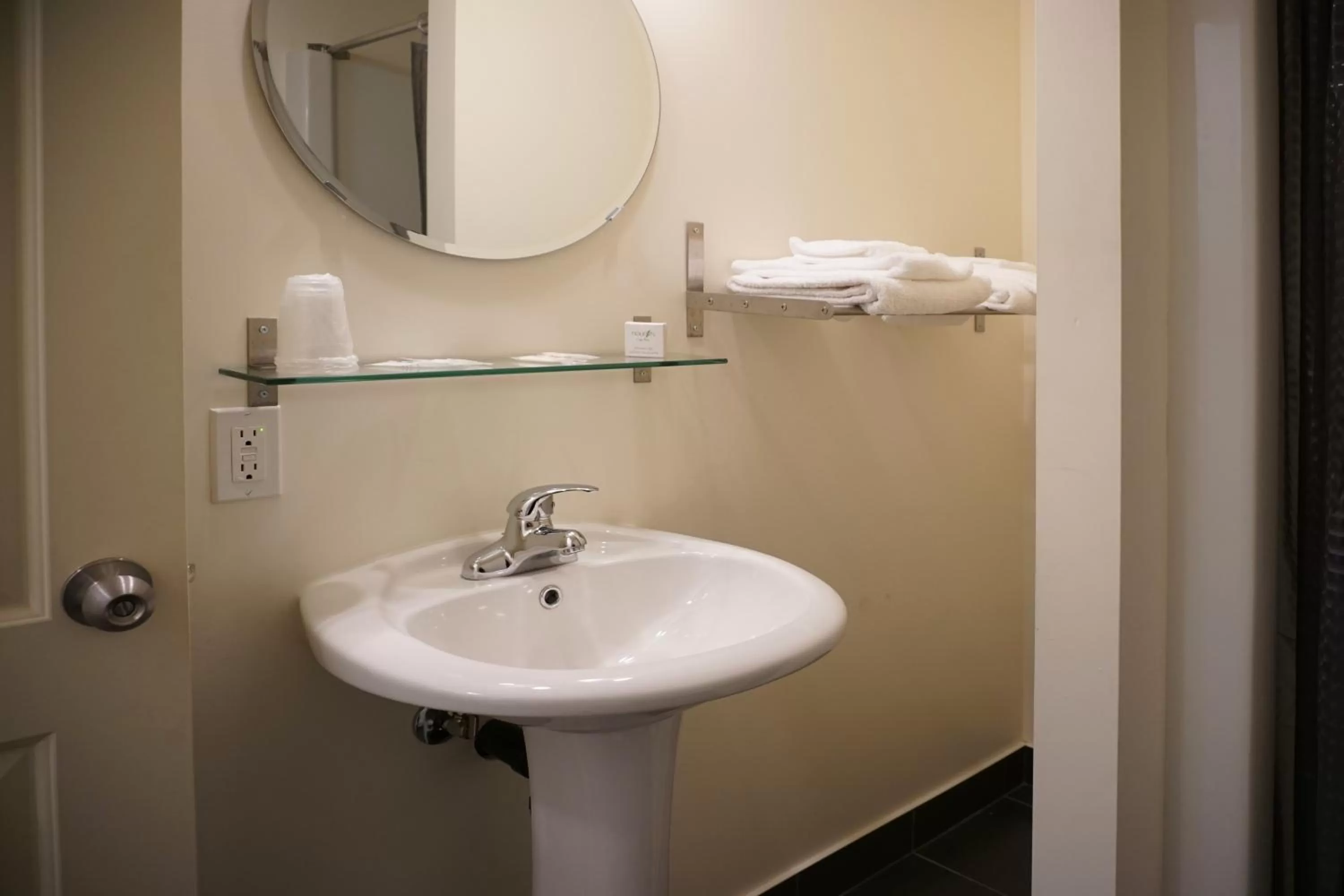 Shower in Hotel Le Mirage