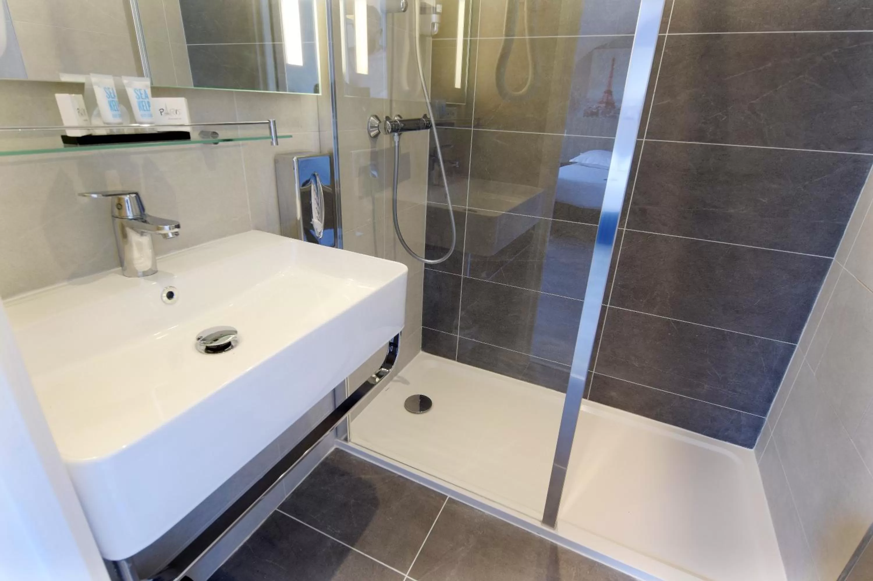 Bathroom in Avia Hôtel Saphir Montparnasse