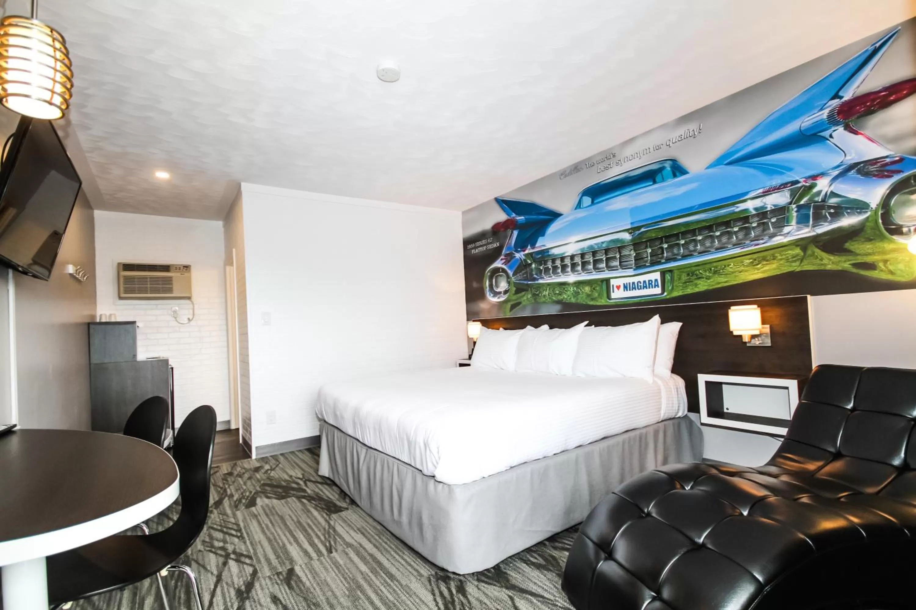 Photo of the whole room, Bed in Cadillac Motel Niagara