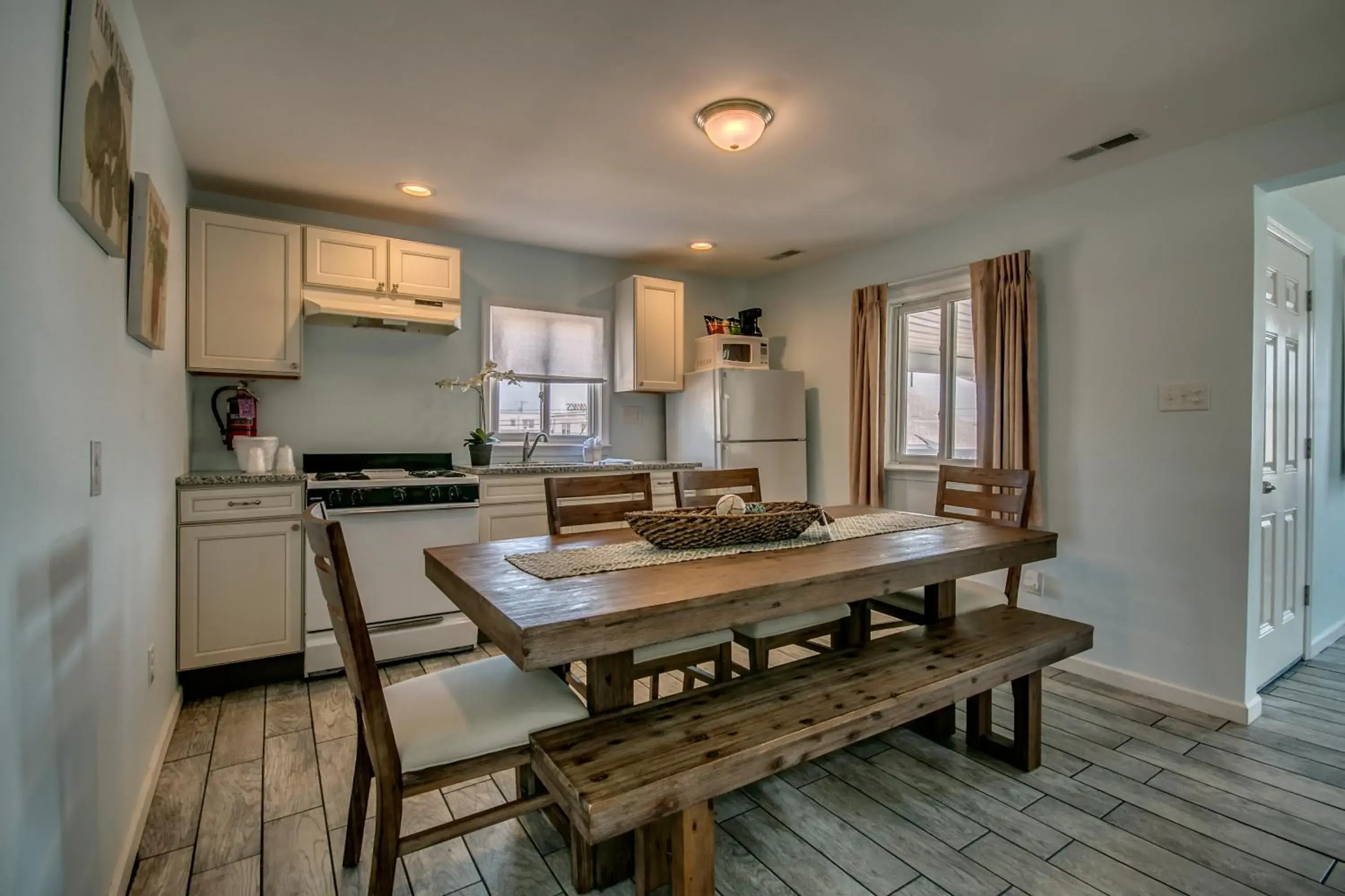 Kitchen or kitchenette, Kitchen/Kitchenette in Daytona Inn and Suites