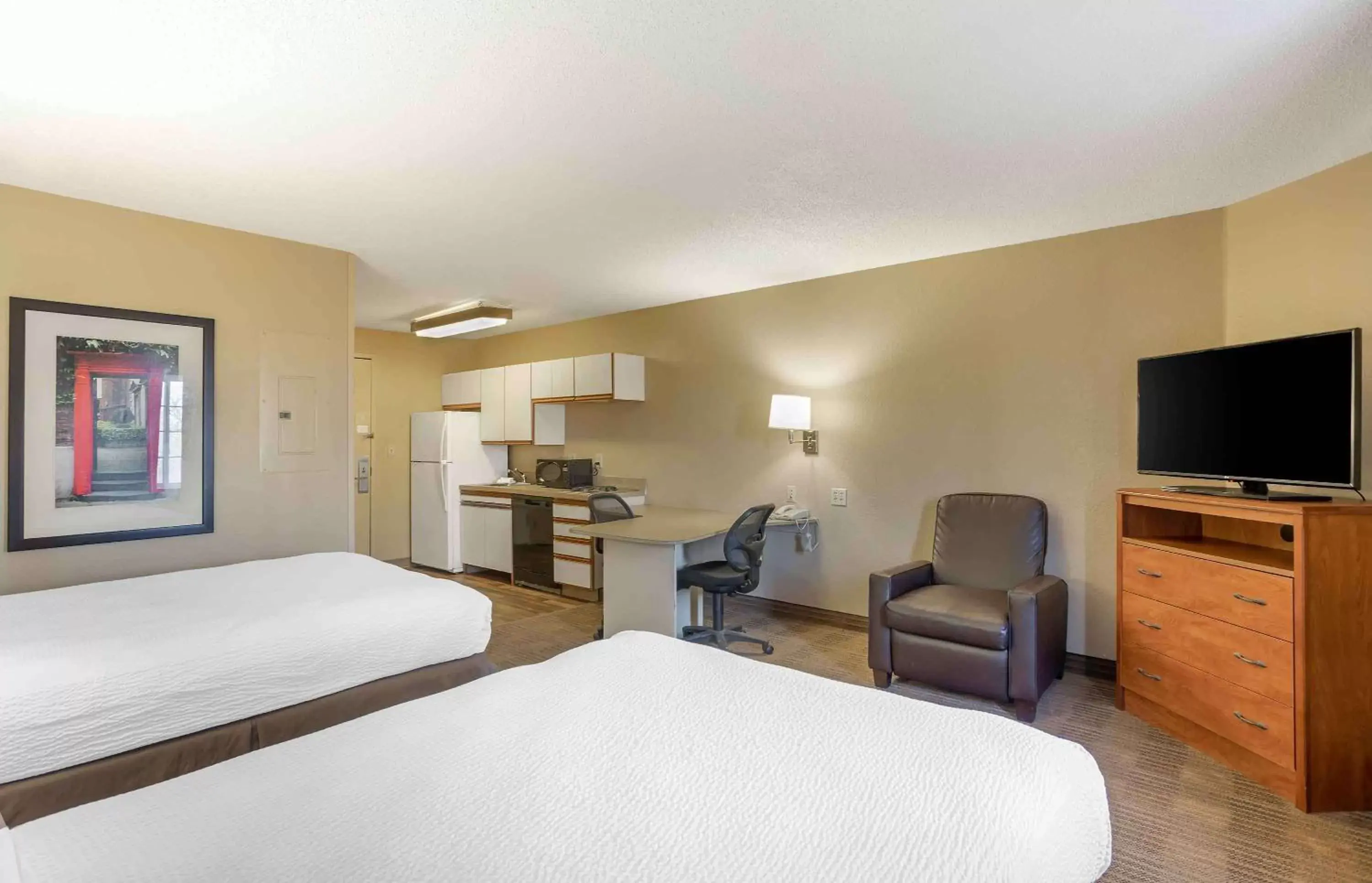 Bedroom, TV/Entertainment Center in Extended Stay America Suites - Wilkes-Barre - Hwy 315