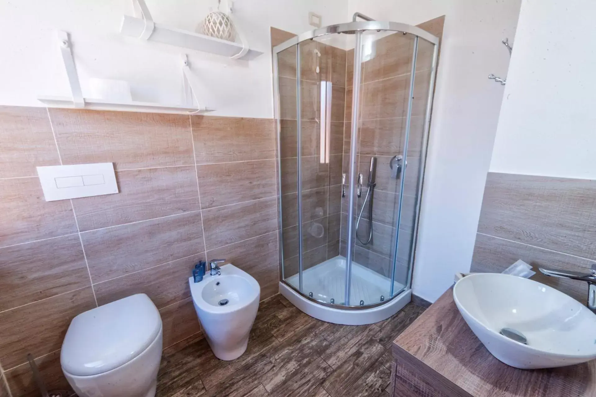 Shower, Bathroom in Bed & Breakfast ALBA