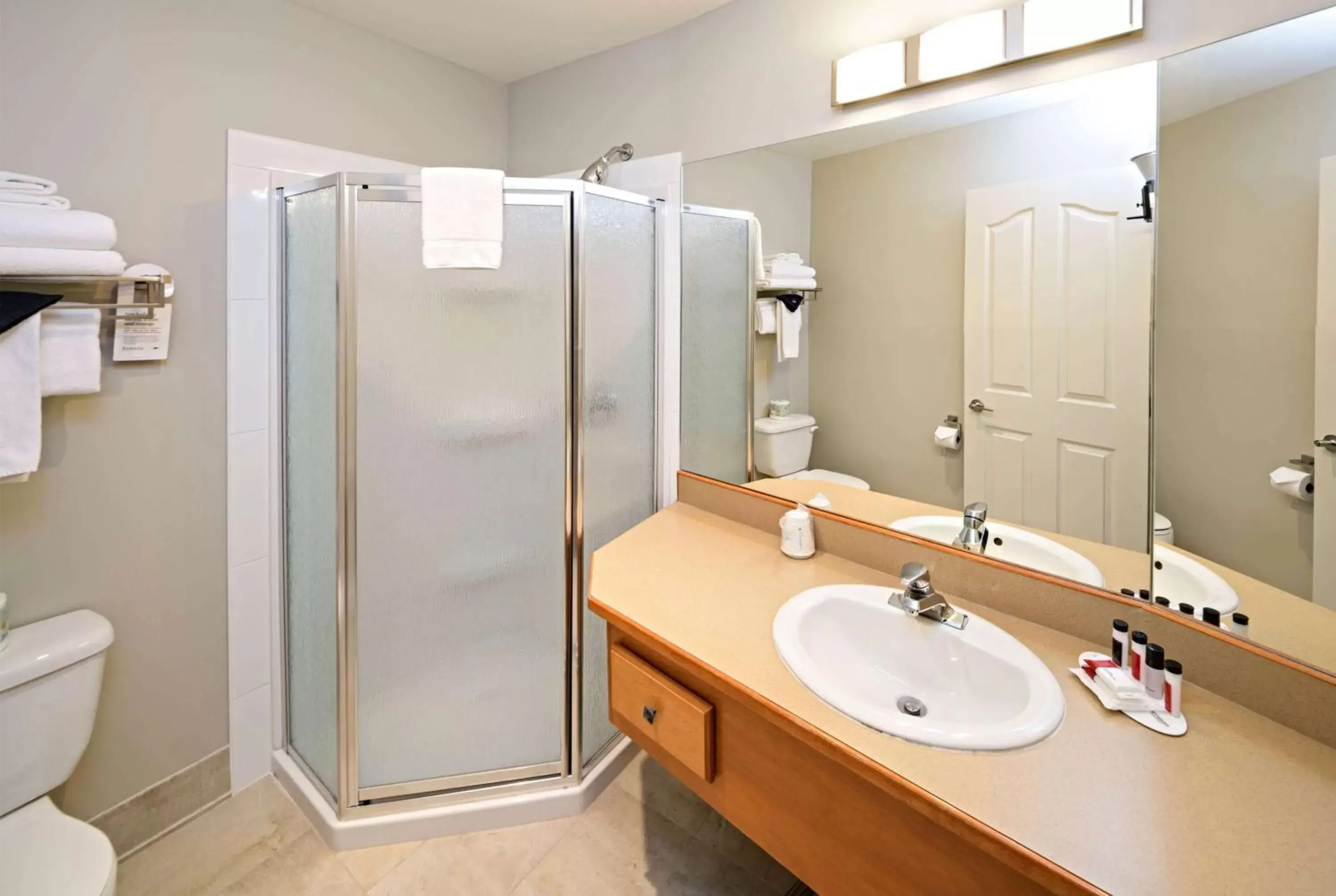 TV and multimedia, Bathroom in Ramada by Wyndham Penticton Hotel & Suites