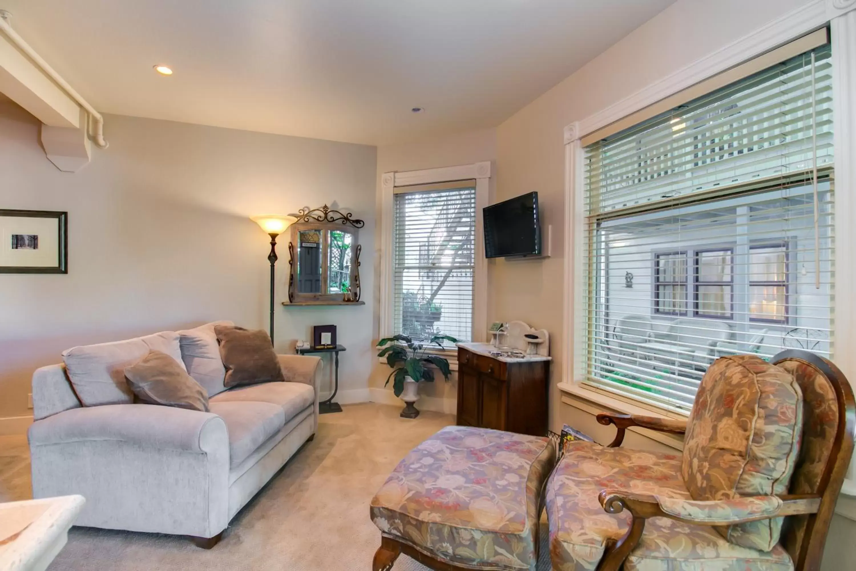 King Room in Winchester Inn King Room in Winchester Inn